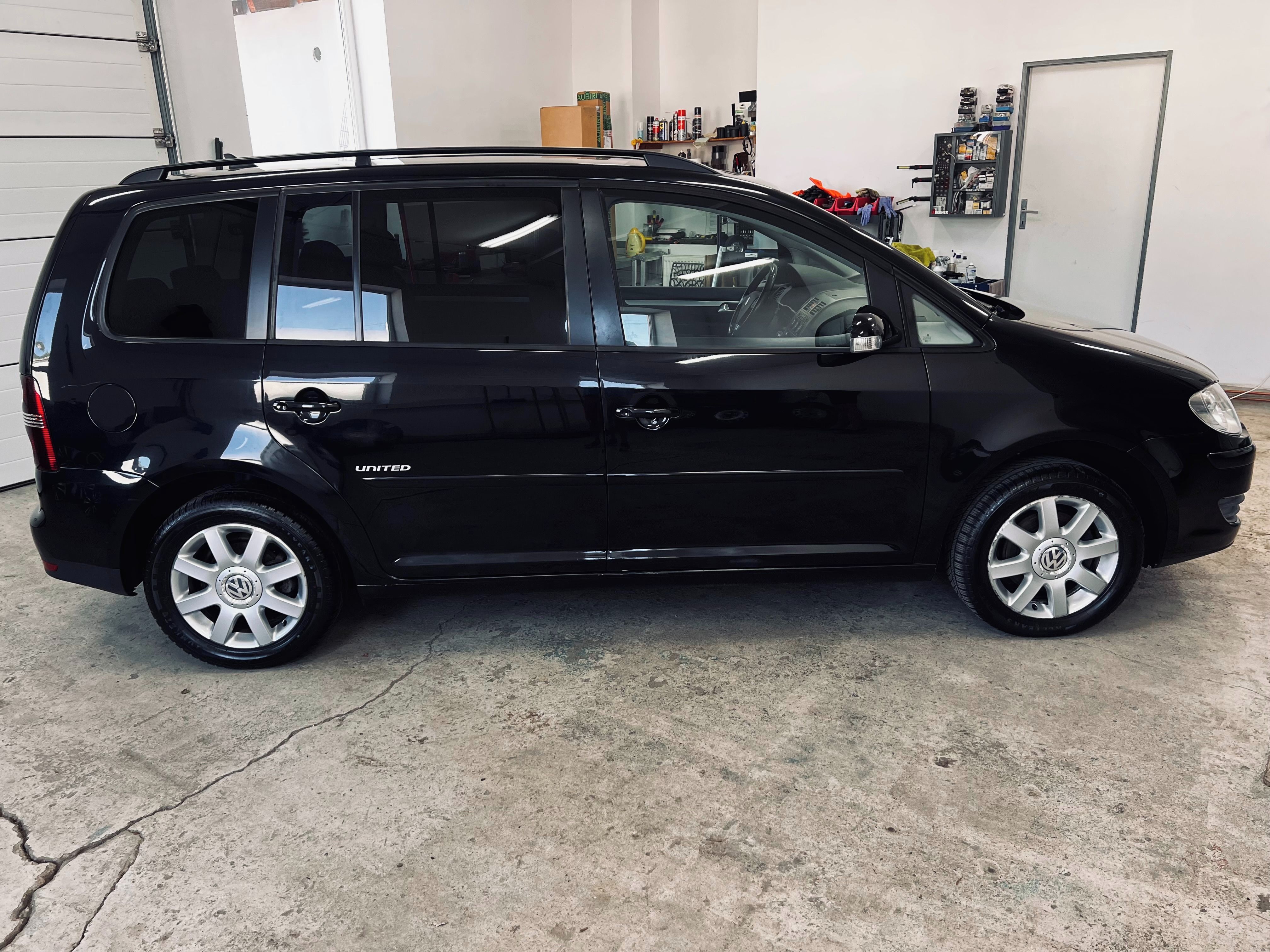 Volkswagen Touran, 1.6i 7 MÍST+ZIMNÍ KOLA+TAŽNÉ Z - fotka 4