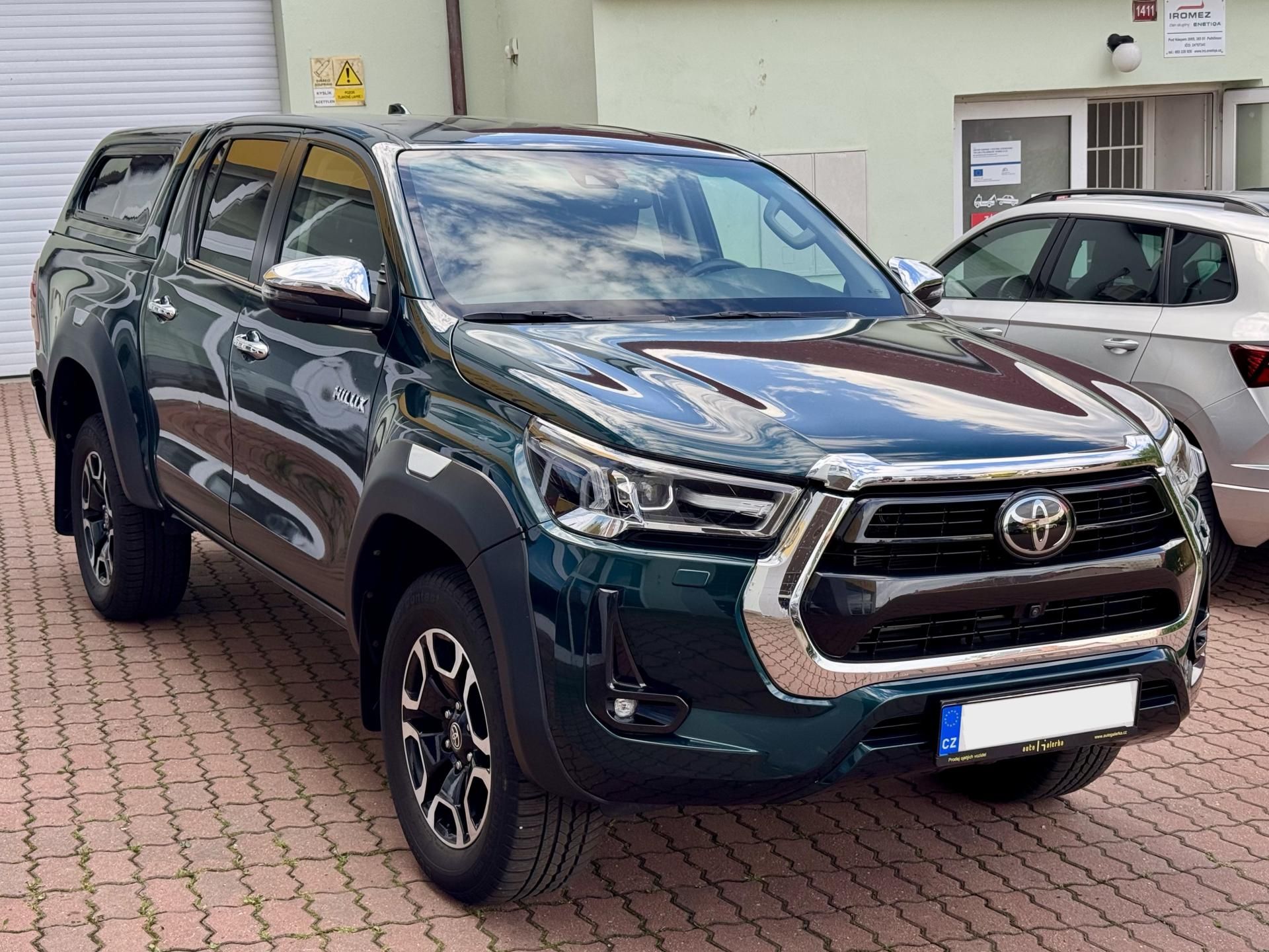 Toyota Hilux, 2.8 automat Executive - fotka 4