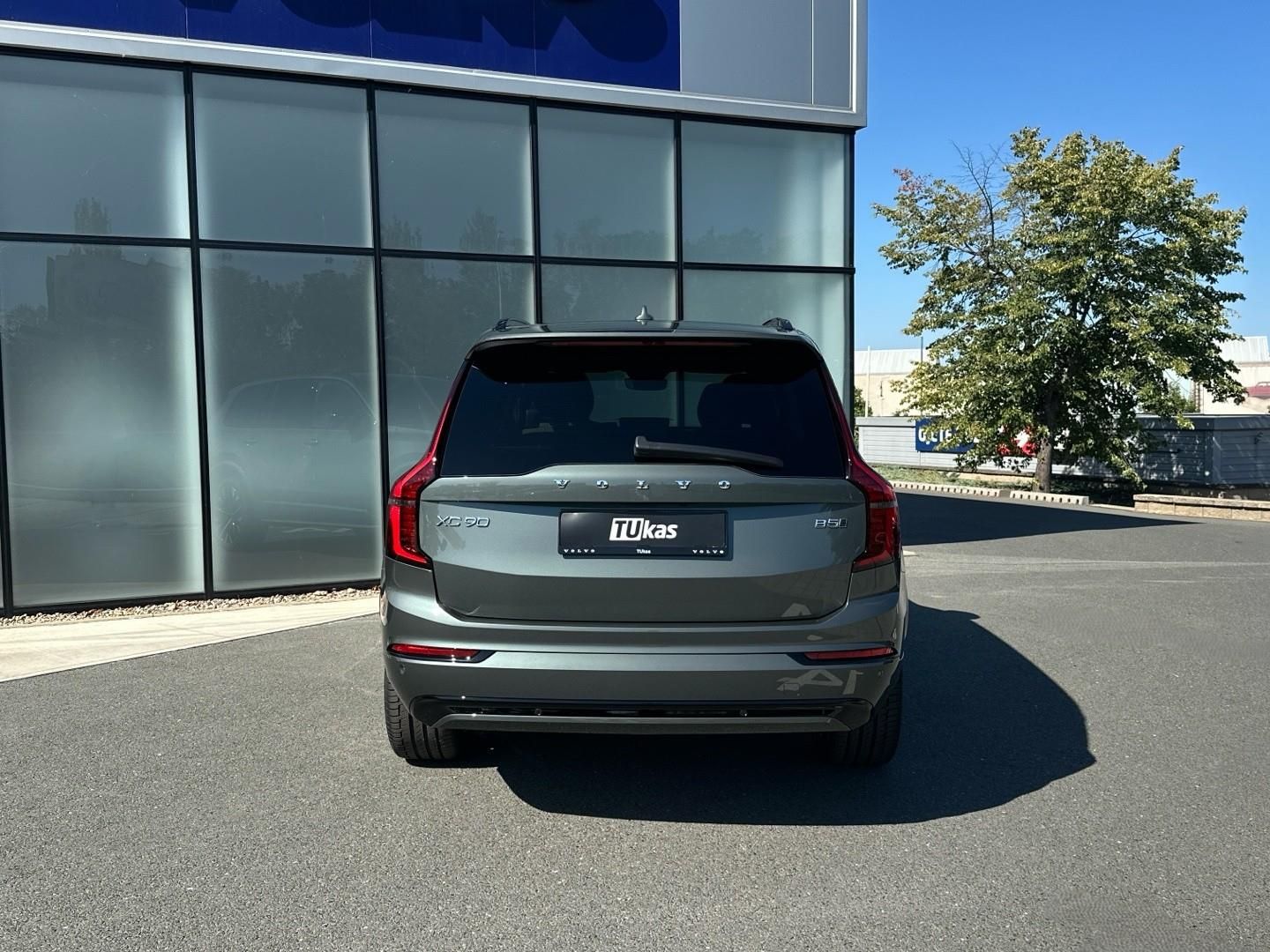 Volvo XC90, 2.0B5 184kW 4x4  PLUS DARK - fotka 5