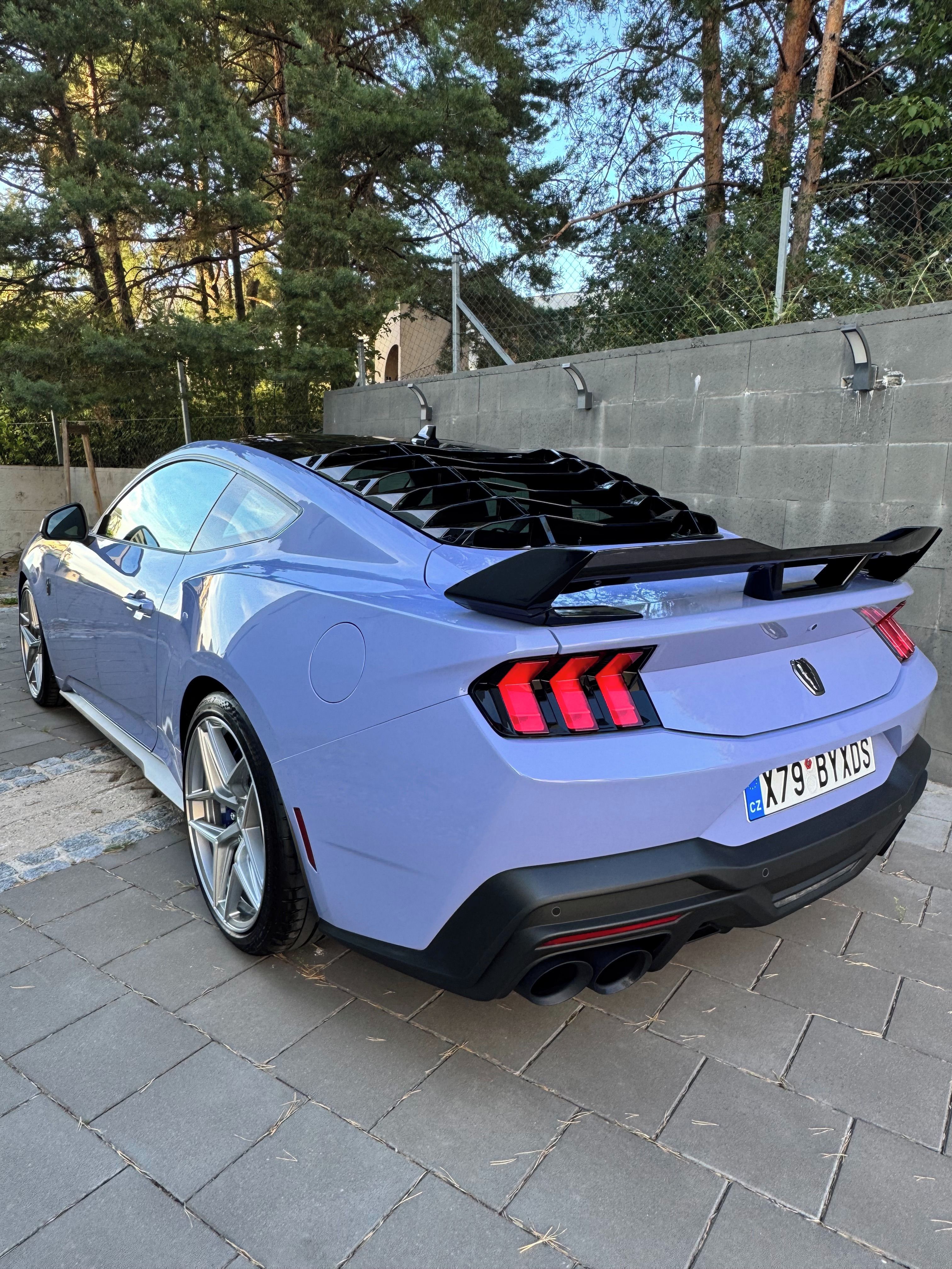 Ford Mustang, Zánovní Mustang Dark Horse - fotka 3