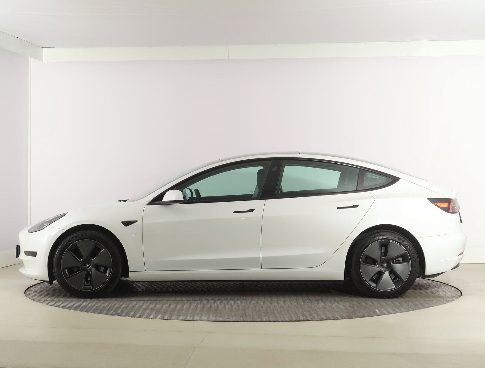 Tesla Model 3, Standard Range 60kWh, SoH 95% - fotka 3