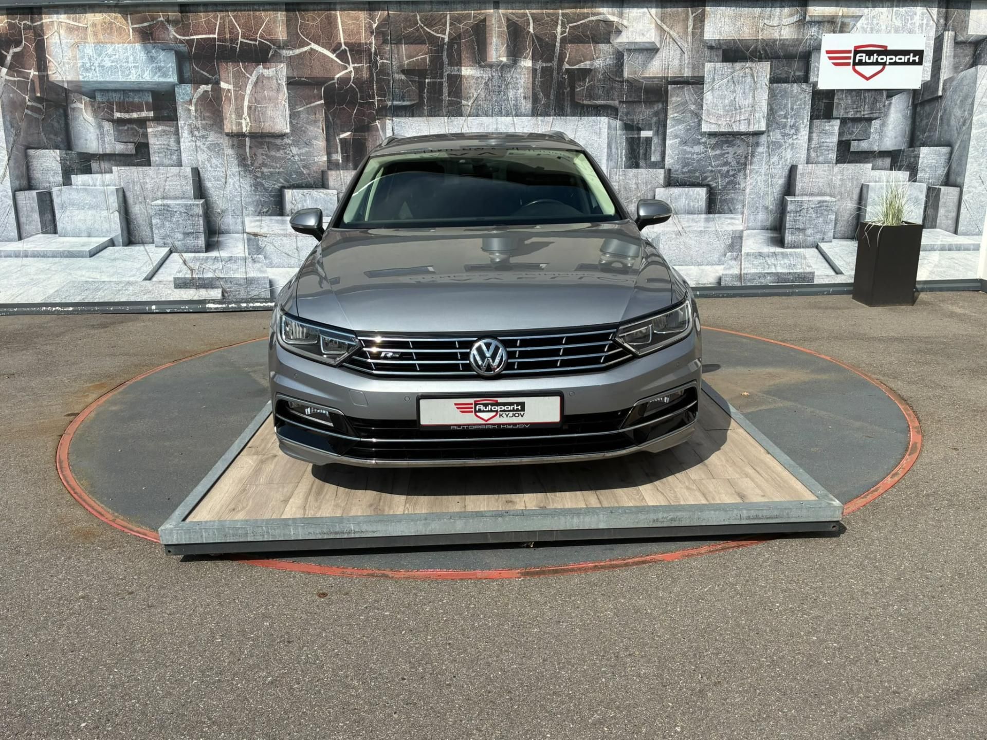 Volkswagen Passat, 2.0TDi, 110KW, R-LINE, ACC,DPH - fotka 2