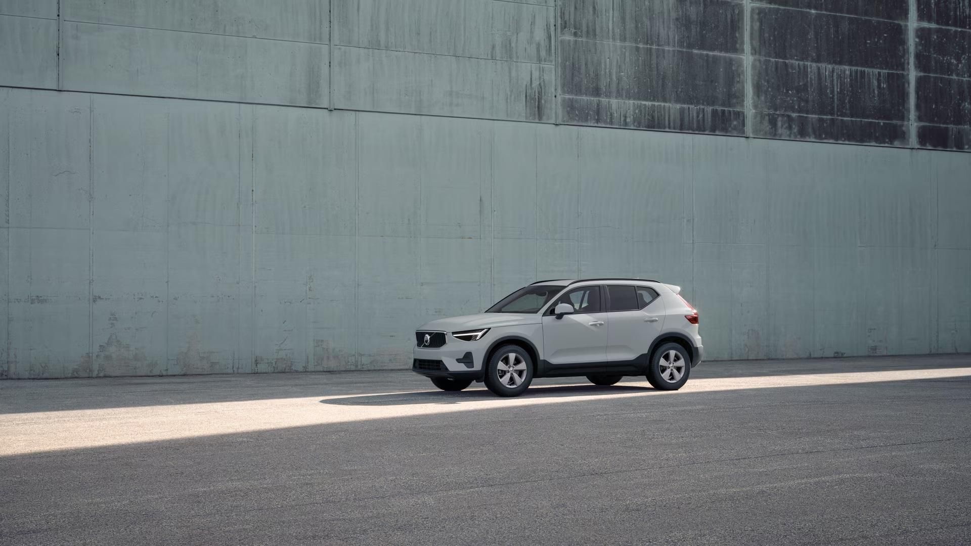 Volvo XC40, B3 AUT ESSENTIAL - fotka 2