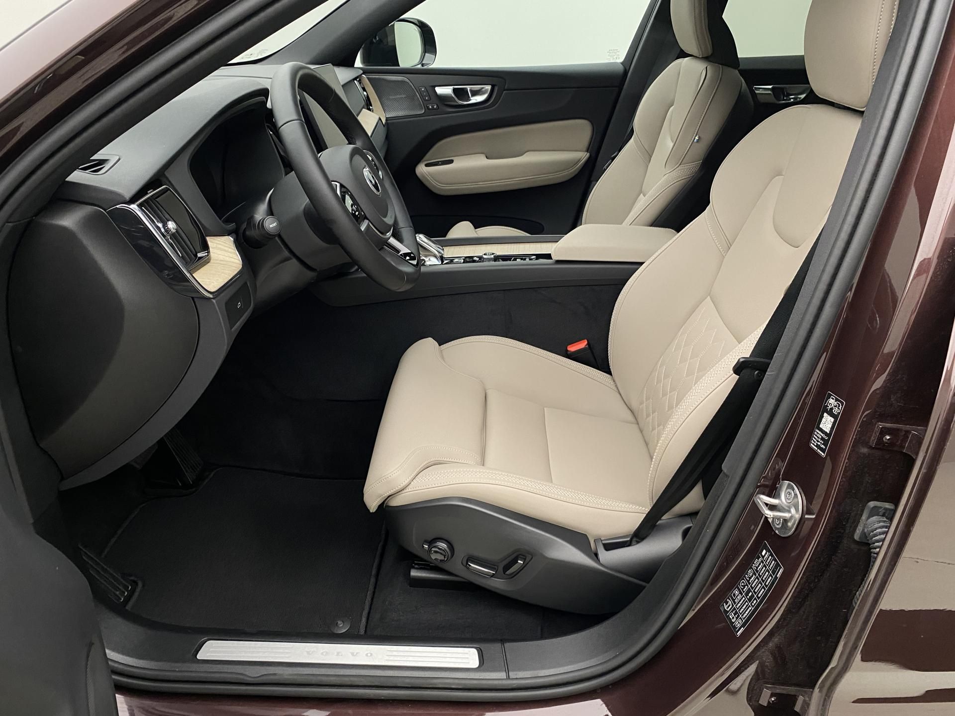 Volvo XC60, B5 AWD PLUS DARK - fotka 3