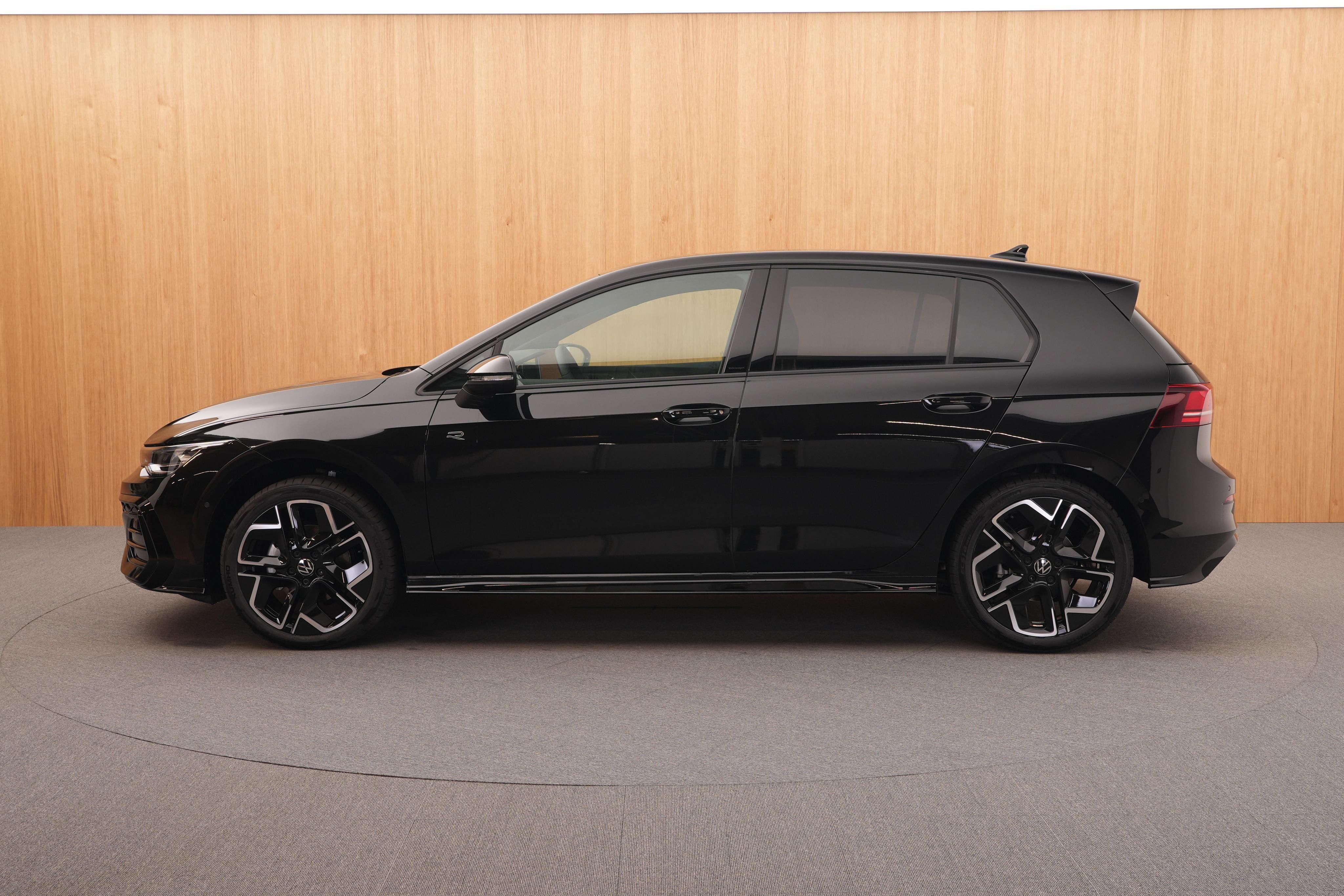 Volkswagen Golf, R-Line Limited 1.5 eTSI mHEV - fotka 2