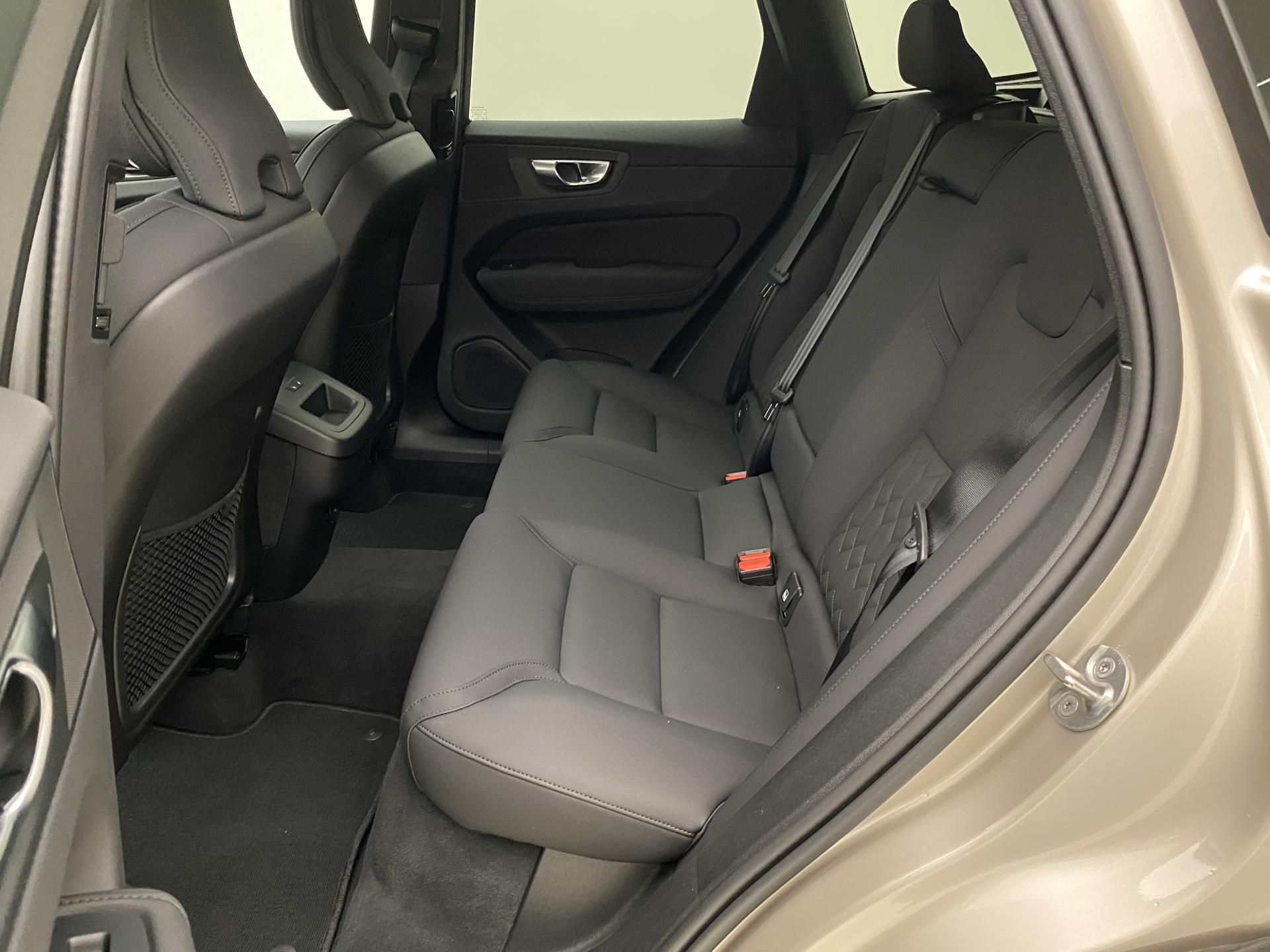 Volvo XC60, B5 AWD PLUS DARK VZDUCH - fotka 5
