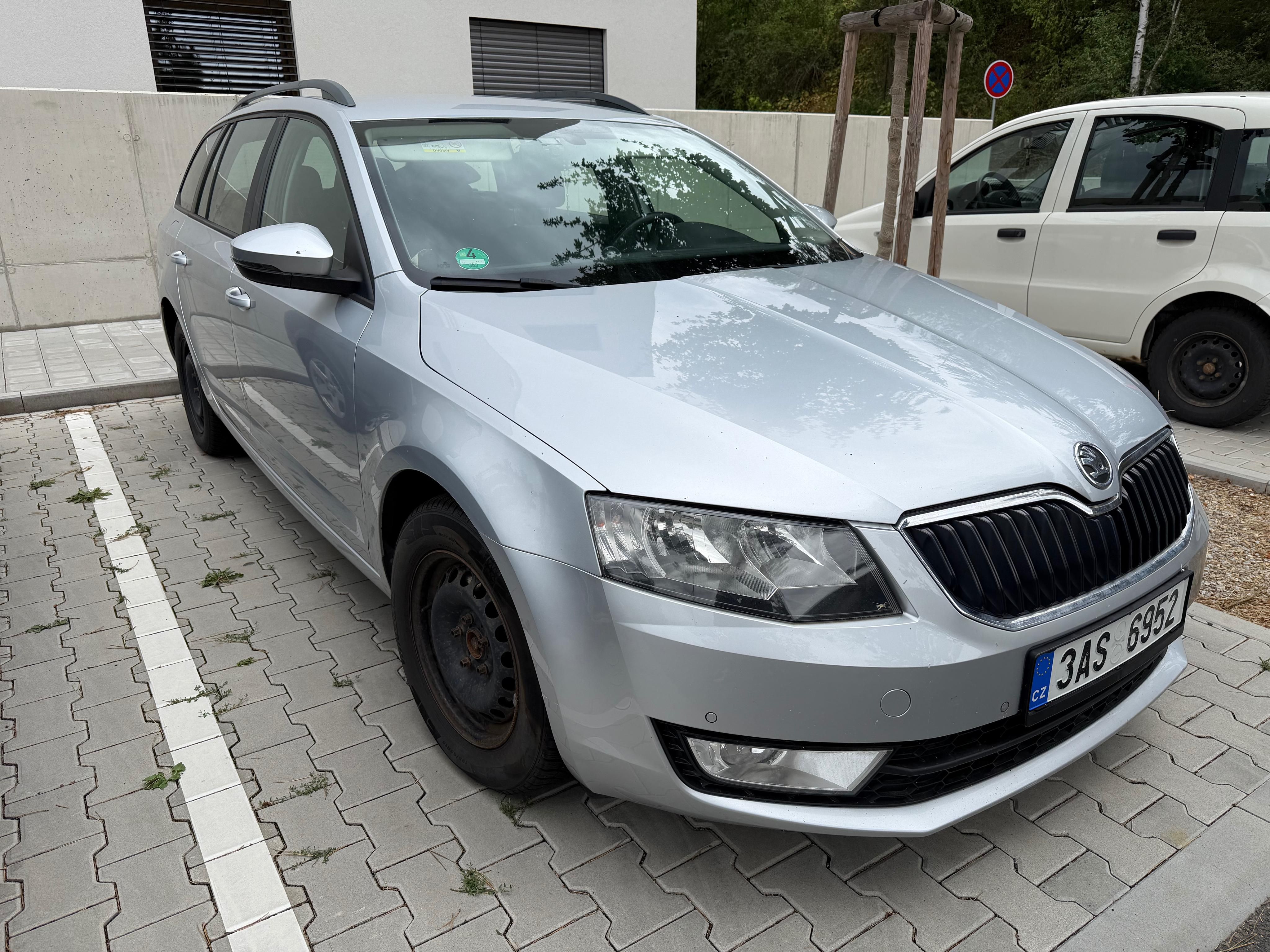 Škoda Octavia, 1.6 TDI DSG, 2 sady kol - fotka 3