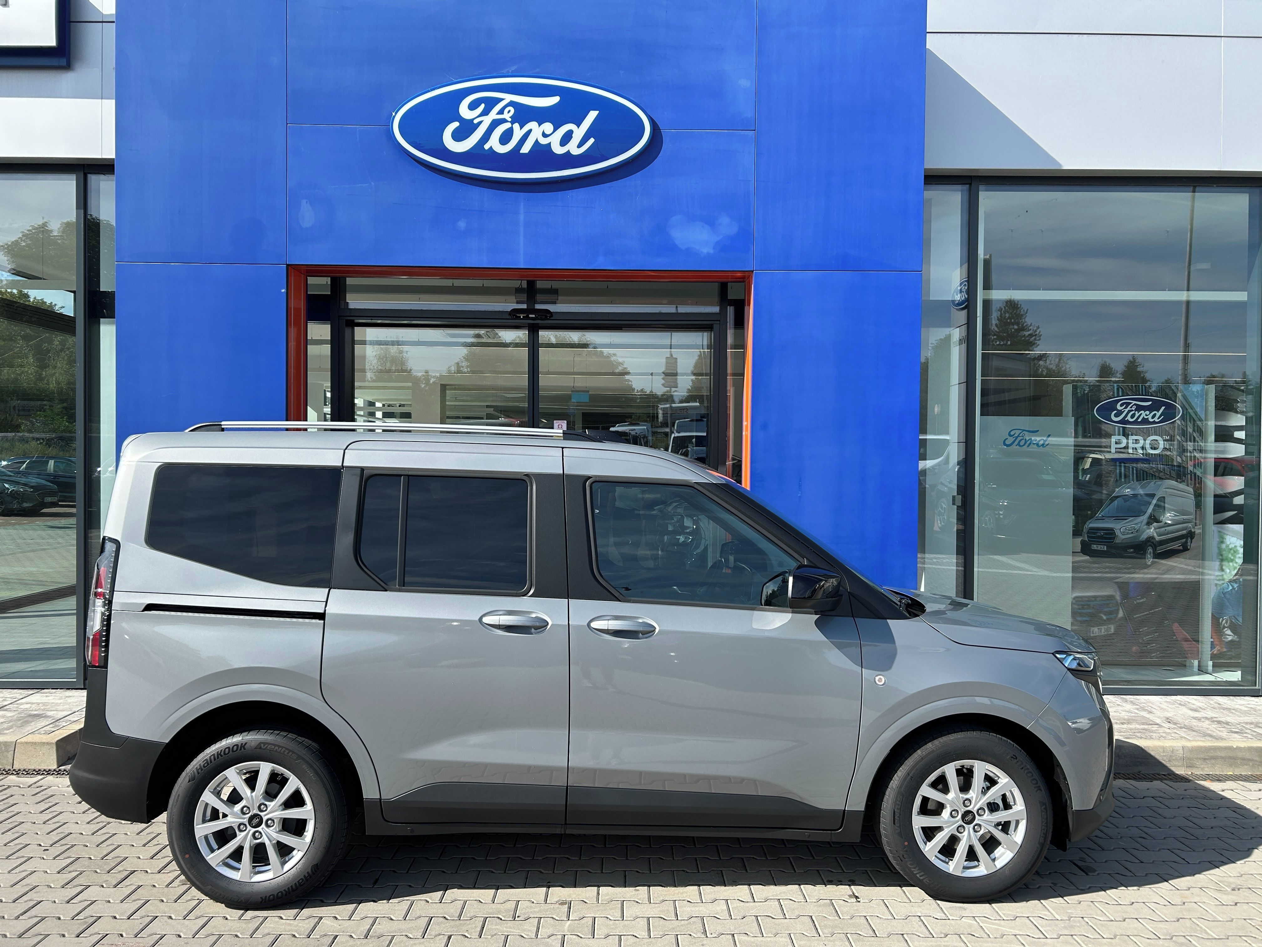 Ford Tourneo Courier, 1.0 EcoBoost 92 kW Titanium L1 - fotka 3