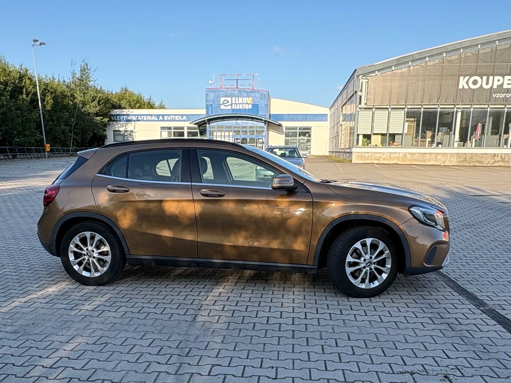 Mercedes-Benz GLA, 200 D 4 MATIC - fotka 4