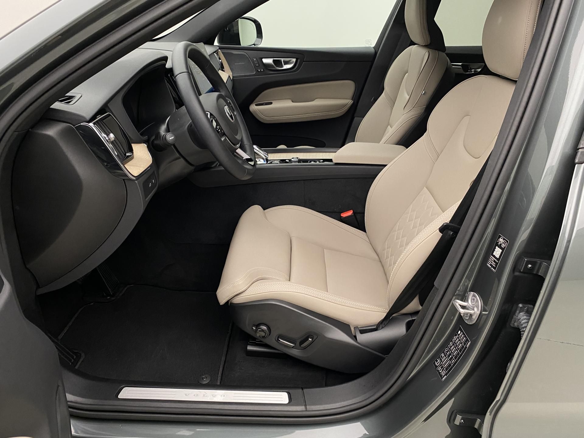 Volvo XC60, T8 AWD RECHARGE PLUS DARK - fotka 3