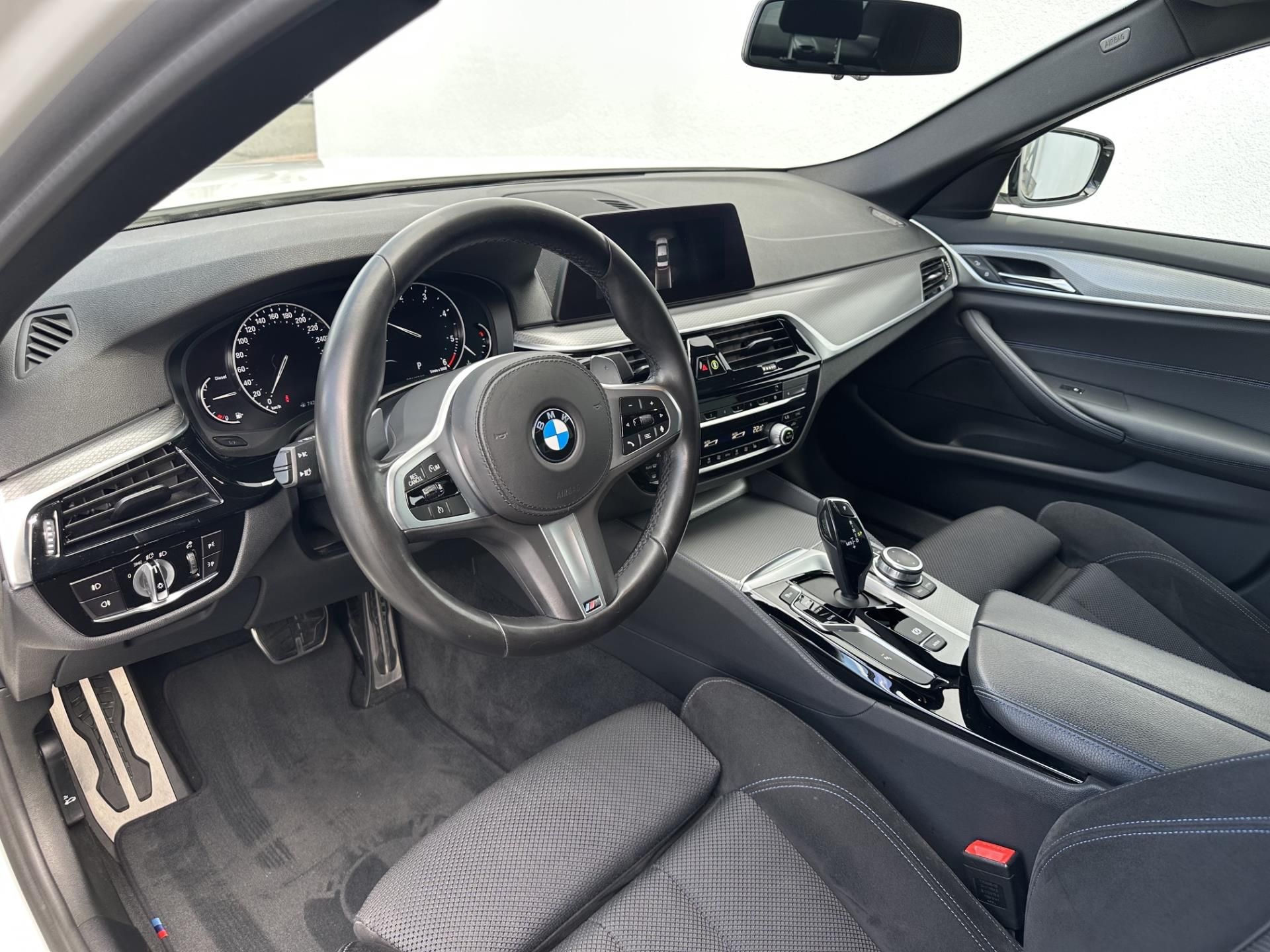 BMW Řada 5, 520d xDrive Sedan Mpaket - fotka 5