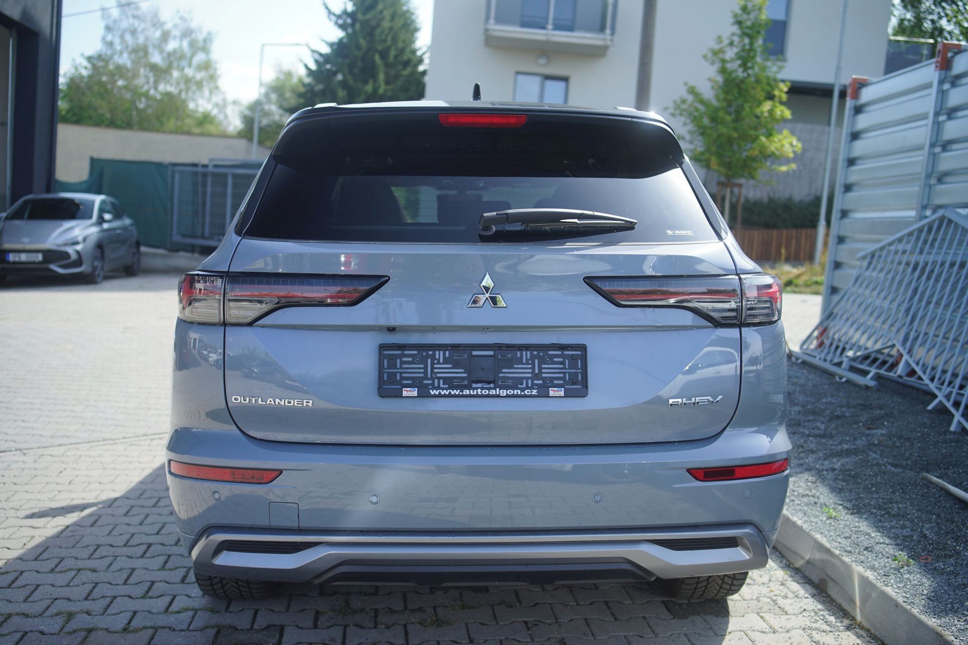 Mitsubishi Outlander, Instyle 2,4 PHEV 225kW AT 4x4 - fotka 4