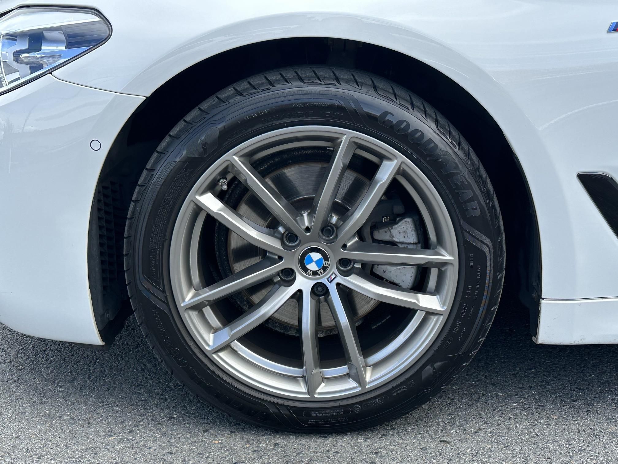 BMW Řada 5, 520d xDrive Sedan Mpaket - fotka 4
