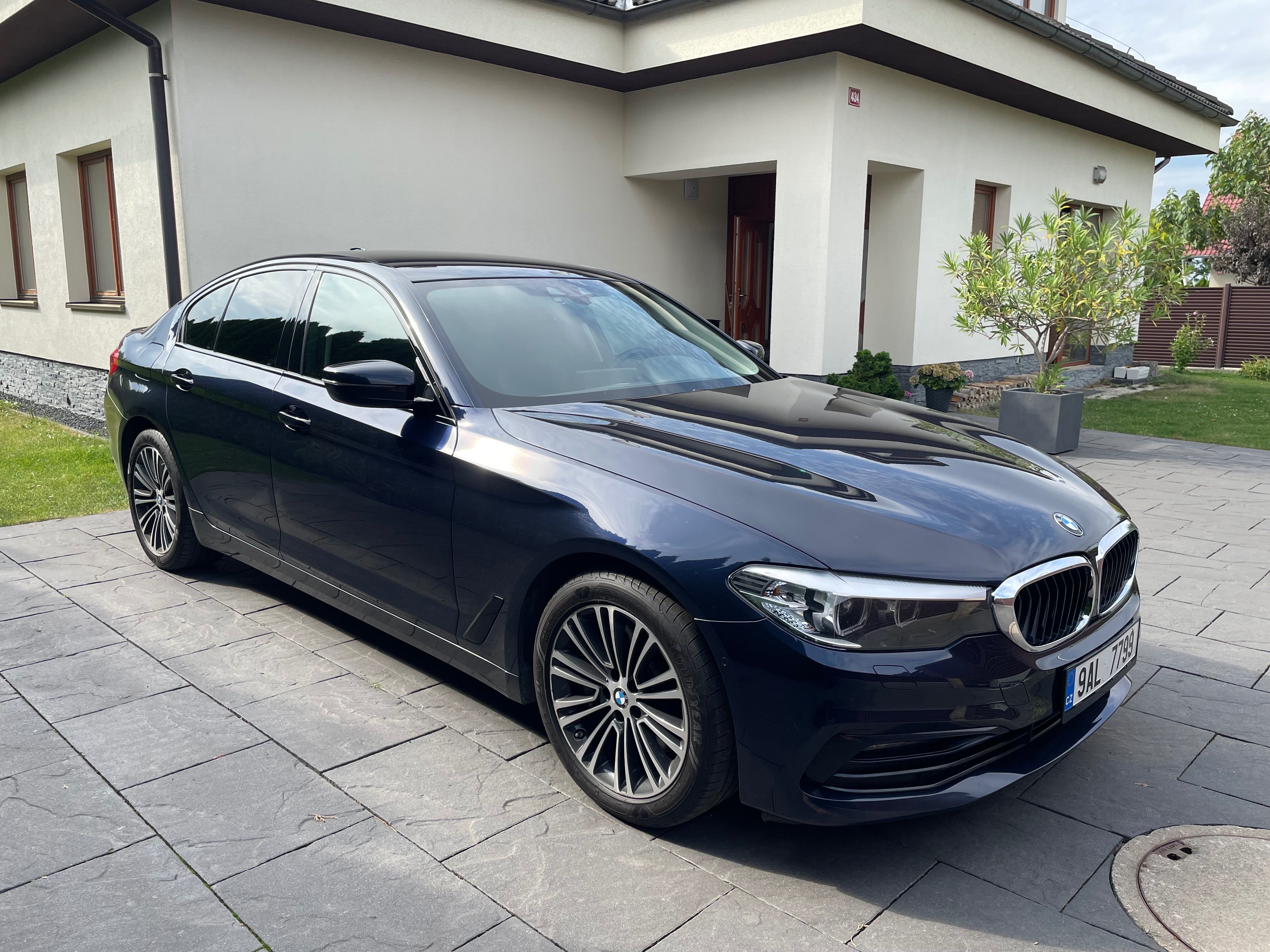 BMW Řada 5, 530D xDrive Sport Line - fotka 4