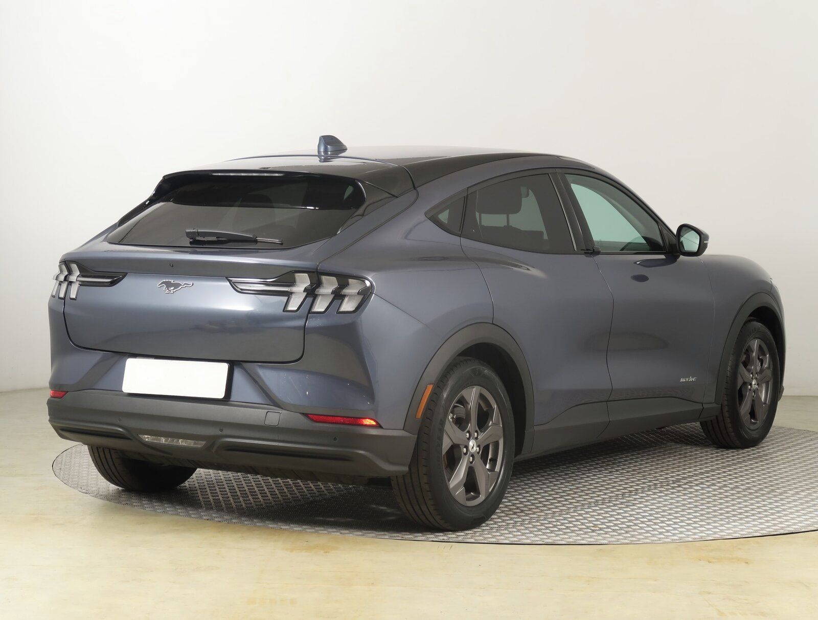 Ford Mustang Mach-E, Standard Range RWD, SoH 94% - fotka 5