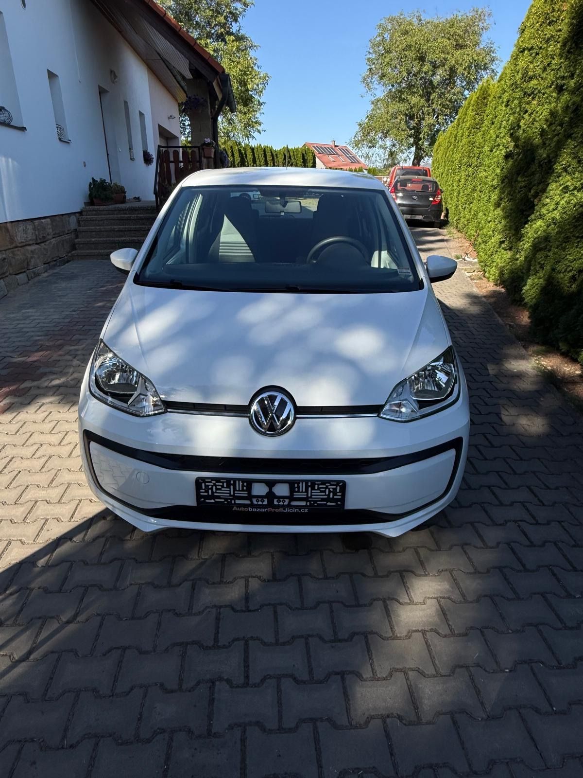 Volkswagen Up!, 1,0 i pravidelný servis,1 Maji - fotka 4