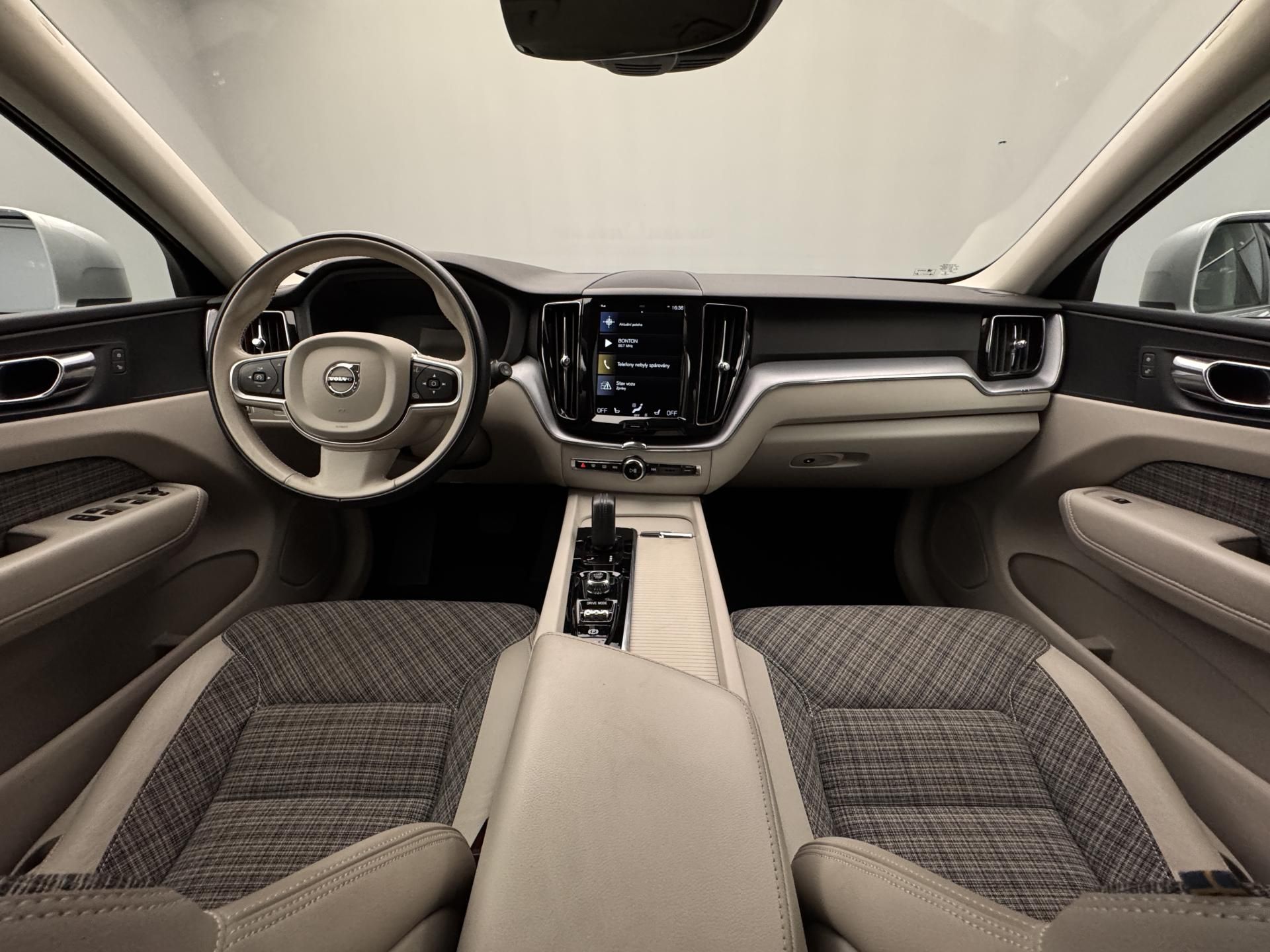 Volvo XC60, B4 AWD MOMENTUM PRO CZ 1.maj - fotka 2