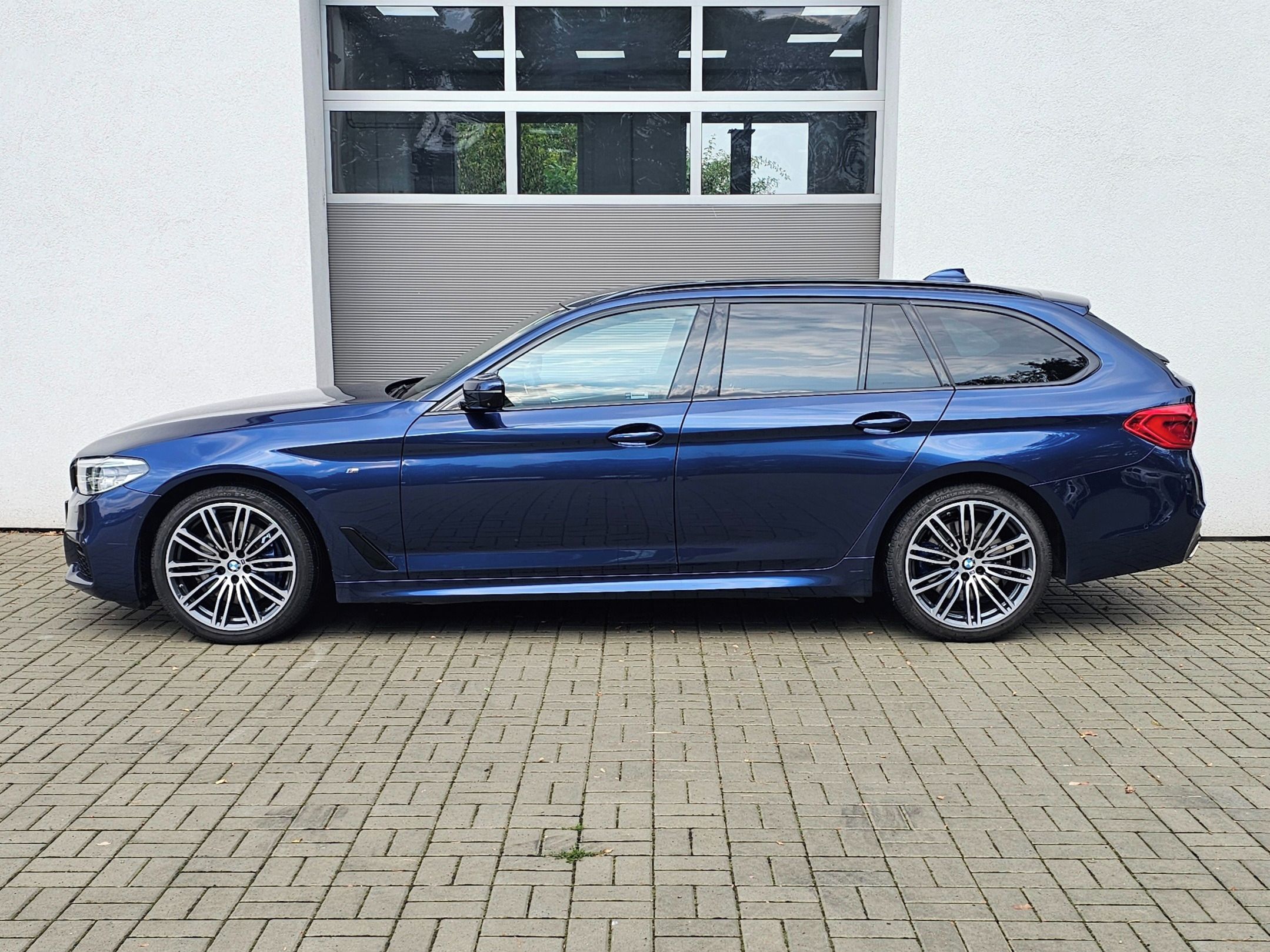BMW Řada 5, 530d xDrive Touring - fotka 4