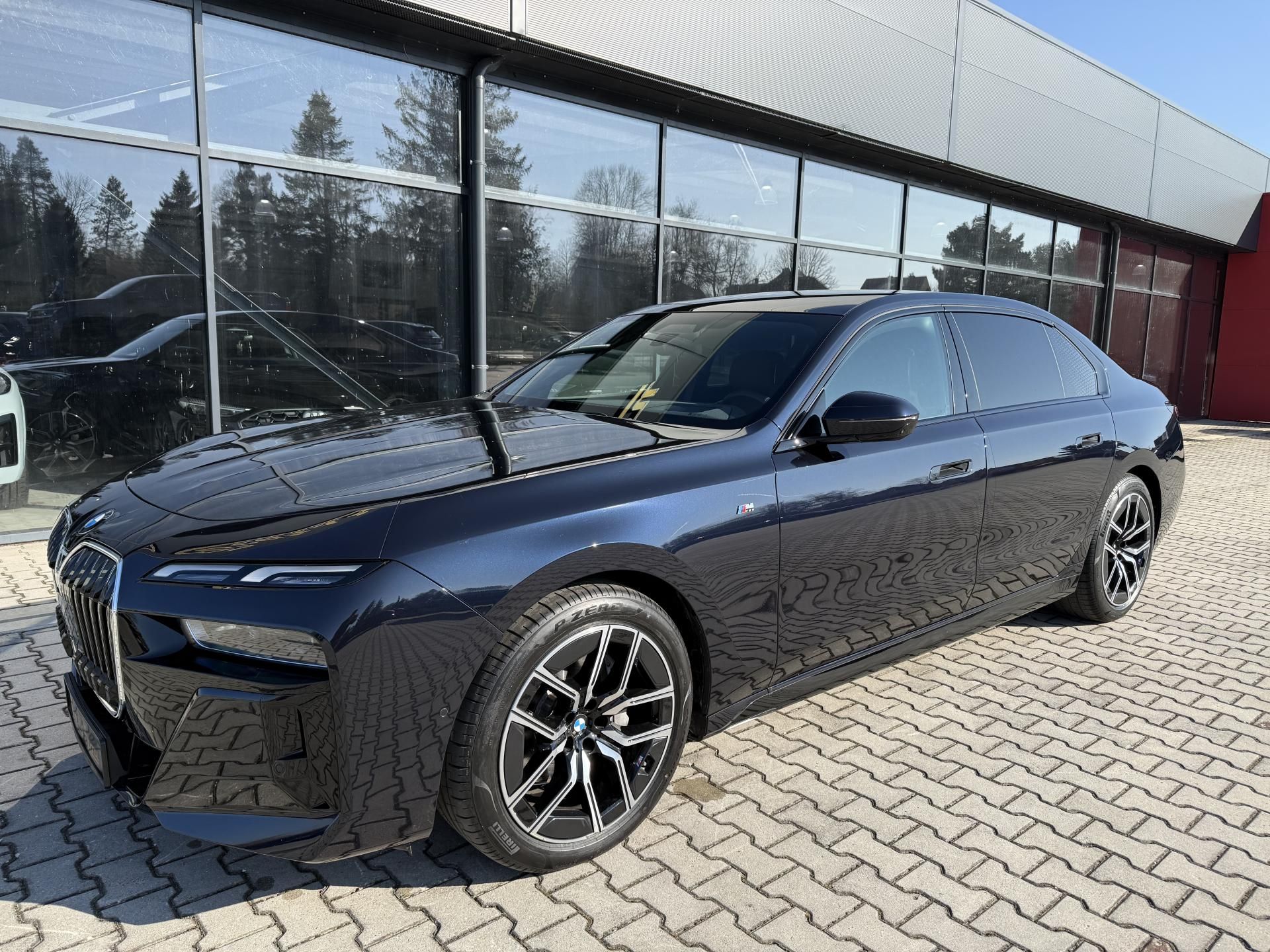BMW Řada 7, 40XD 220kW M-PAKET INDIVIDUAL! - fotka 3