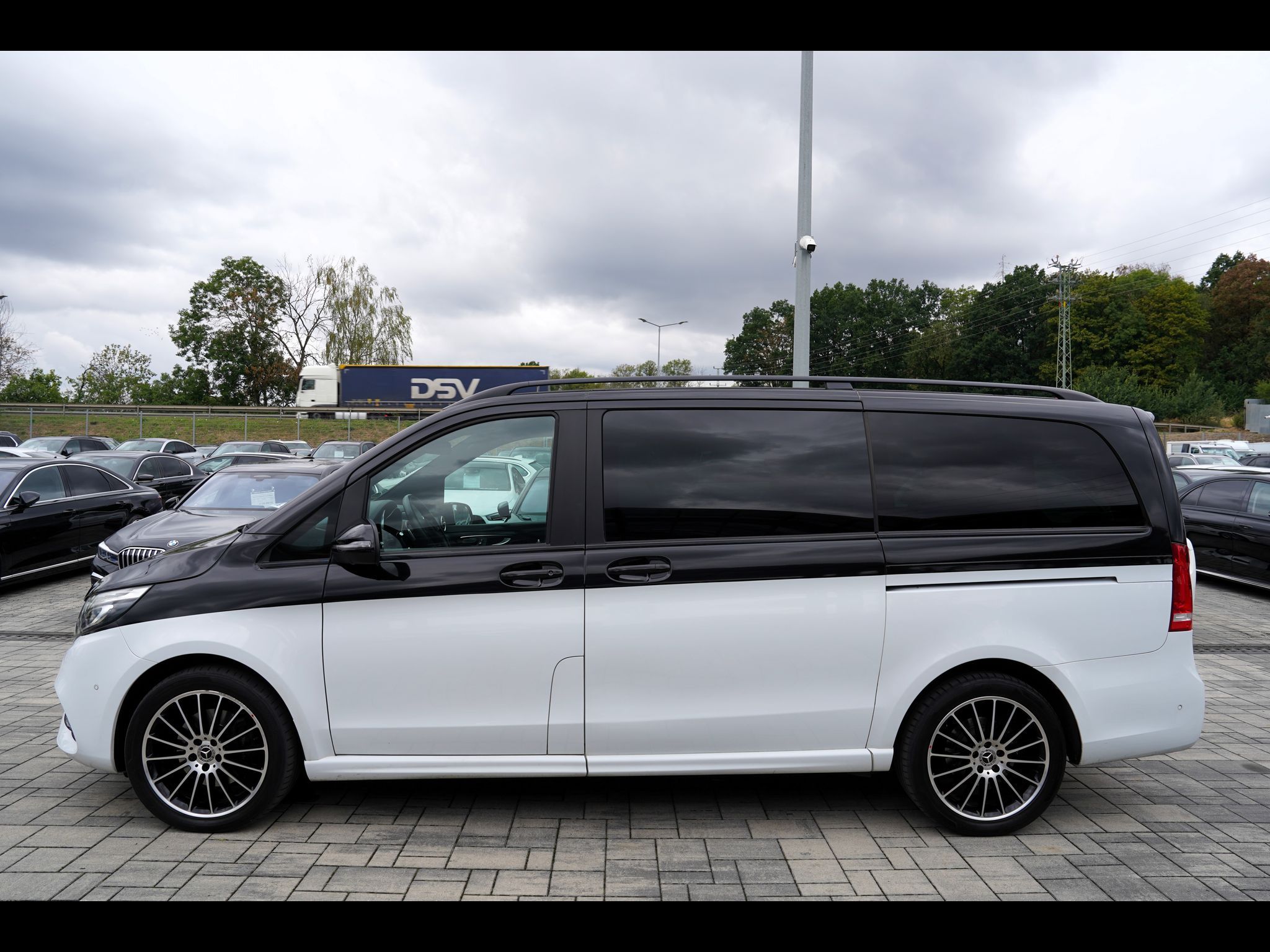 Mercedes-Benz Třídy V, V 250d L 4Matic Exclusive AMG - fotka 3