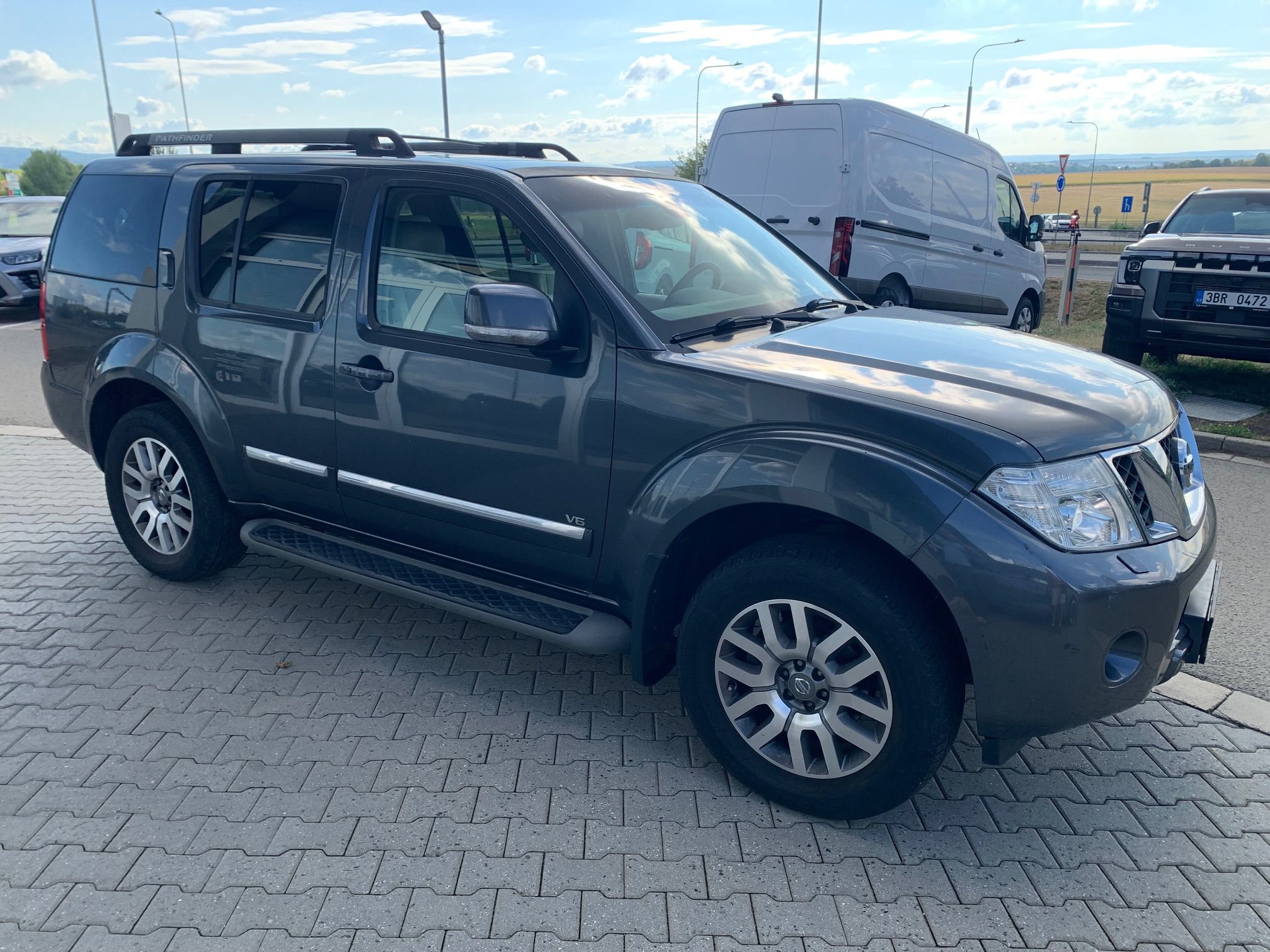 Nissan Pathfinder, 3.0dCi V6  Premium 7 míst - fotka 3