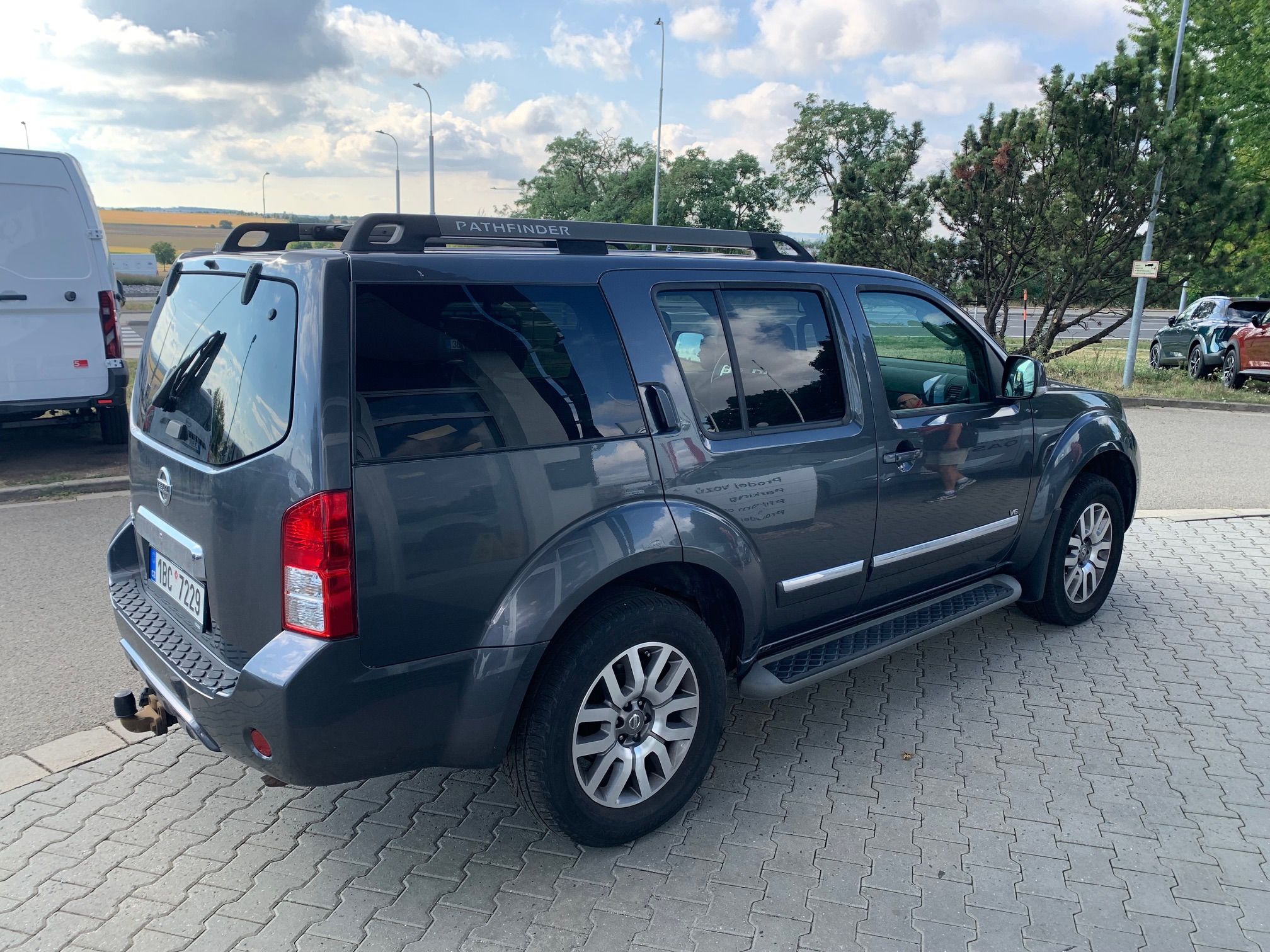 Nissan Pathfinder, 3.0dCi V6  Premium 7 míst - fotka 4