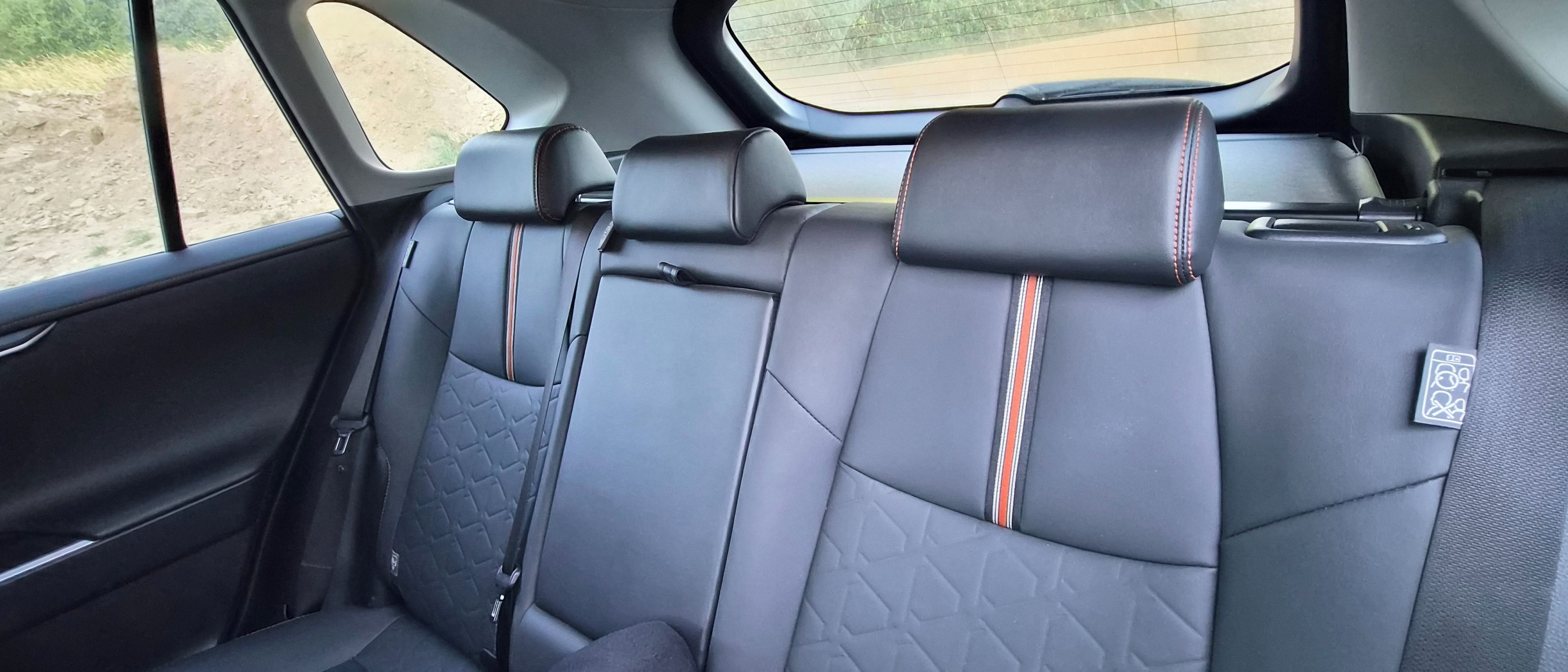 Toyota Rav4, SUV AWD 2,5 Hybrid (222 k) - fotka 5