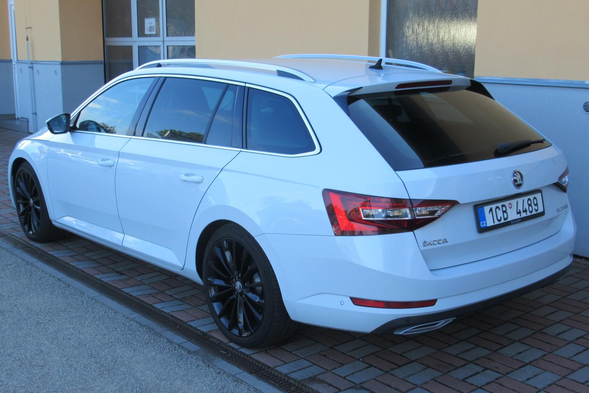 Škoda Superb, 2.0 TDI DSG L&K TAŽNÉ - fotka 2