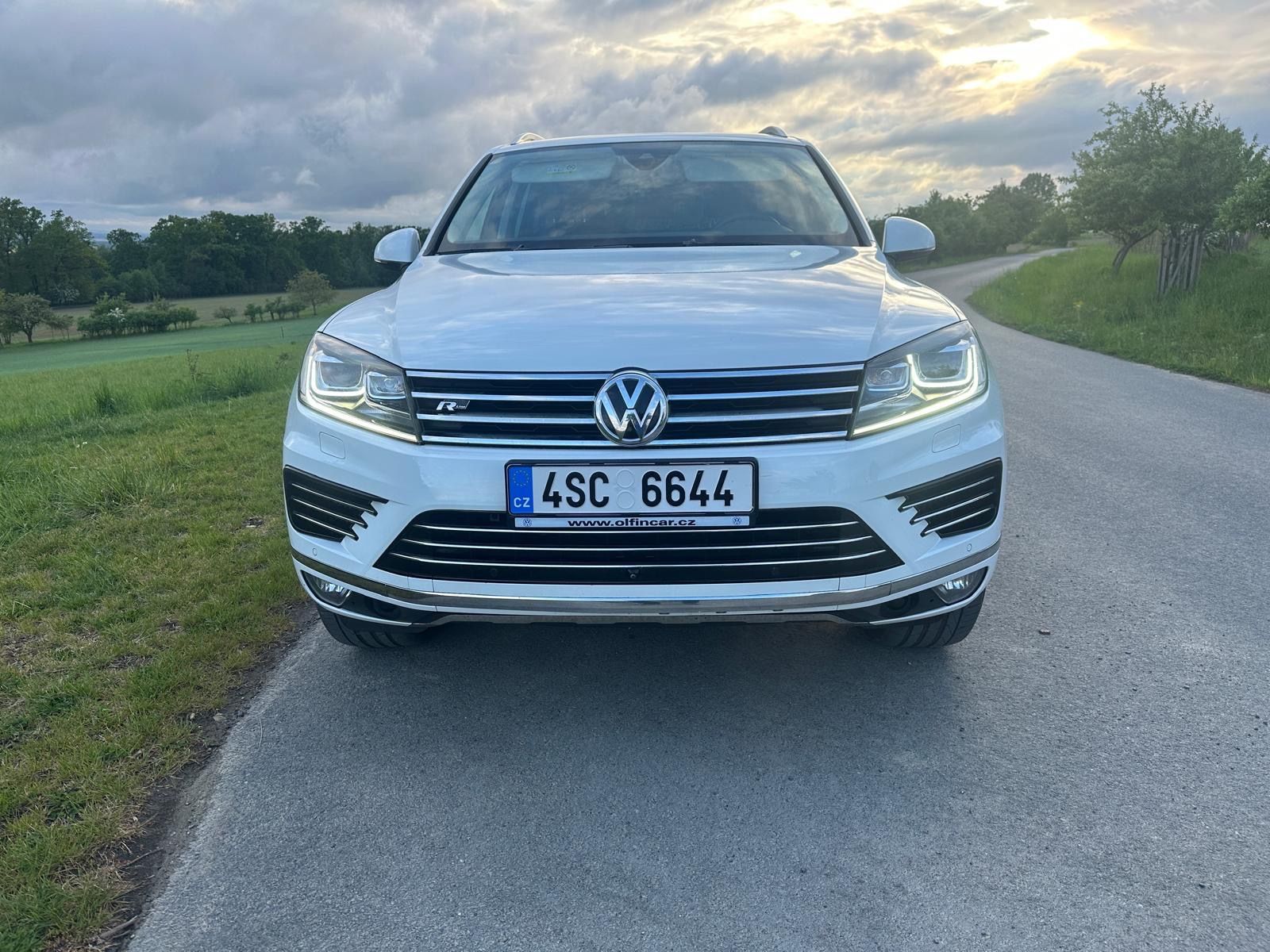 Volkswagen Touareg, 3.0 TDi R-Line 4x4 - fotka 2