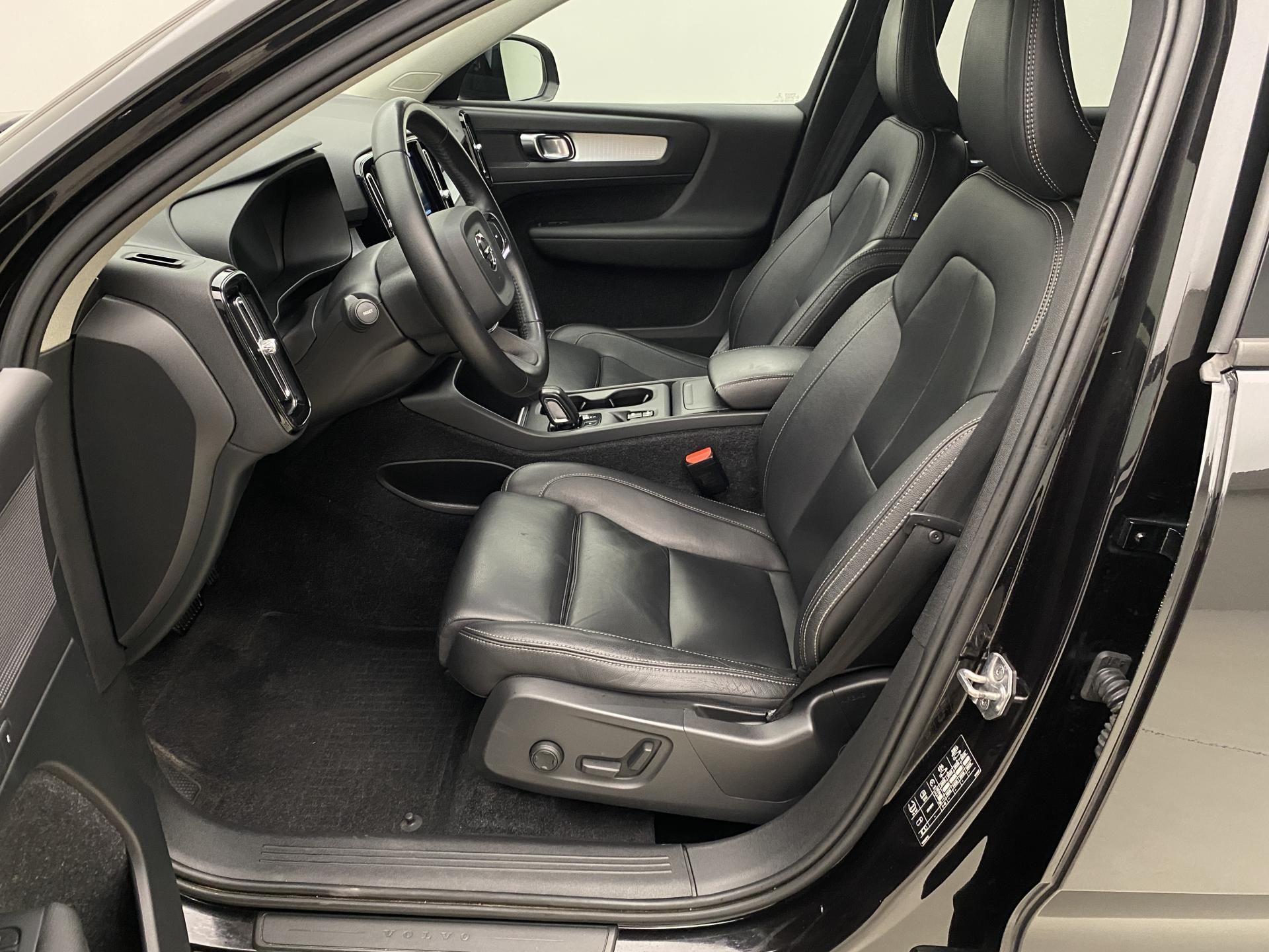 Volvo XC40, T5 AWD MOMENTUM AUT - fotka 3