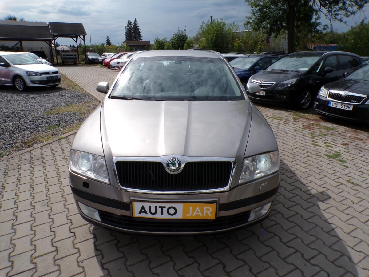 Škoda Octavia, 2,0 TDI-103KW  DSG,NAVI,XENONY - fotka 3