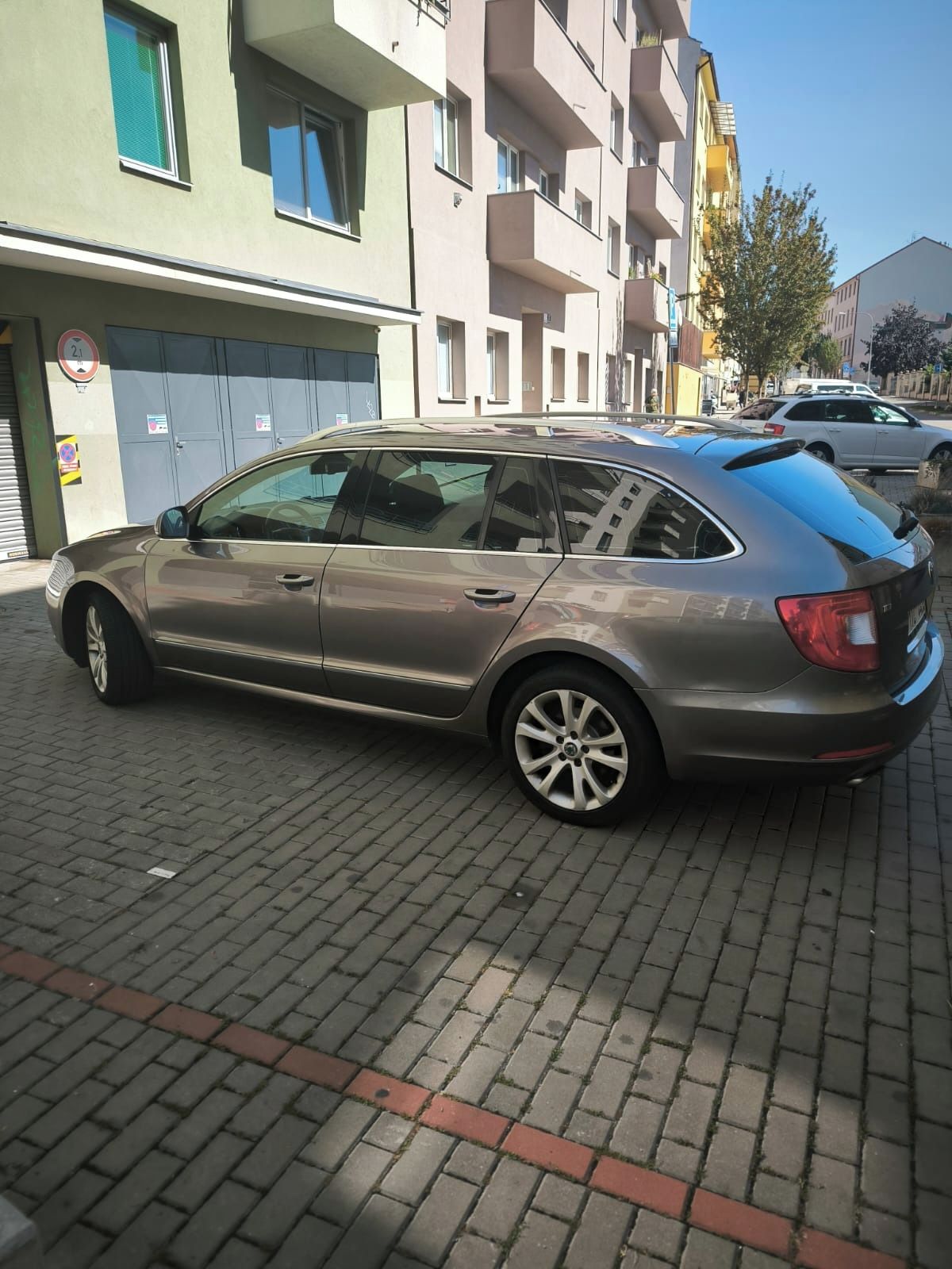Škoda Superb, Pěkný dsg 125 kw světlá alcant - fotka 5