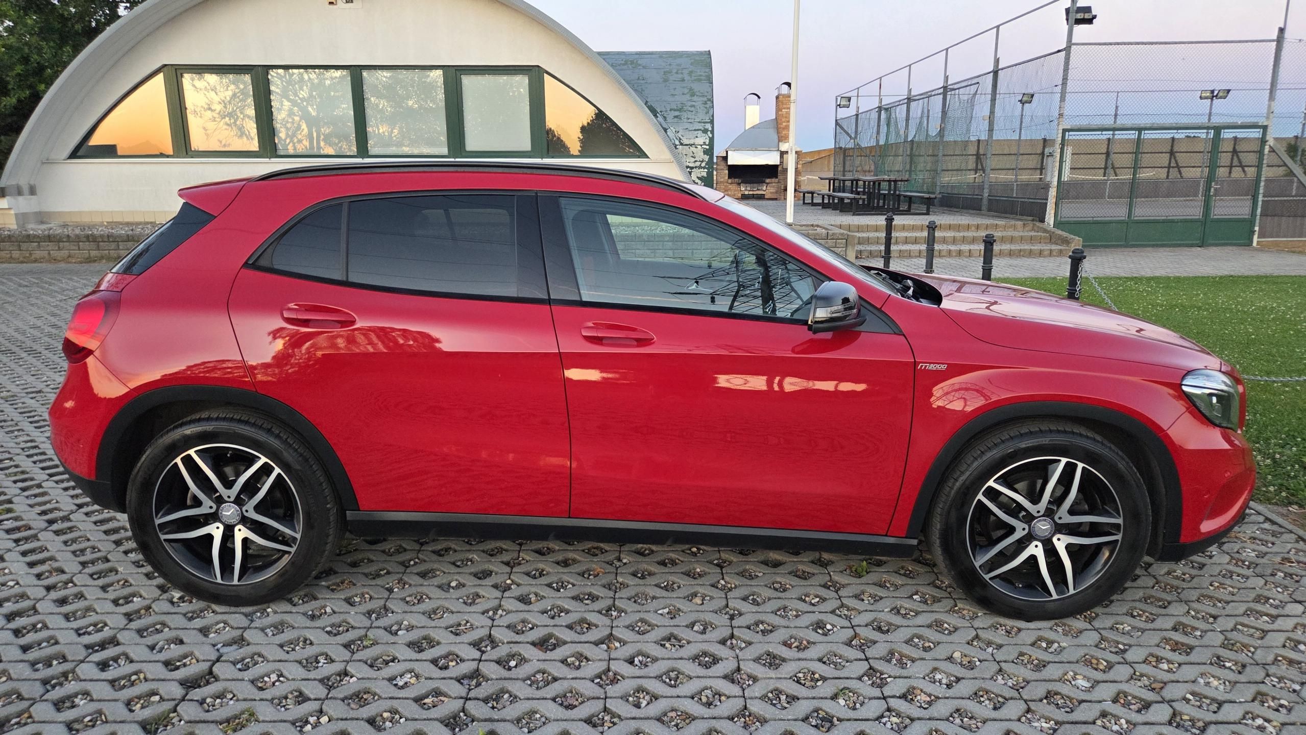 Mercedes-Benz GLA, 220d 7G-DCT 4MATIC AMG Styl - fotka 4