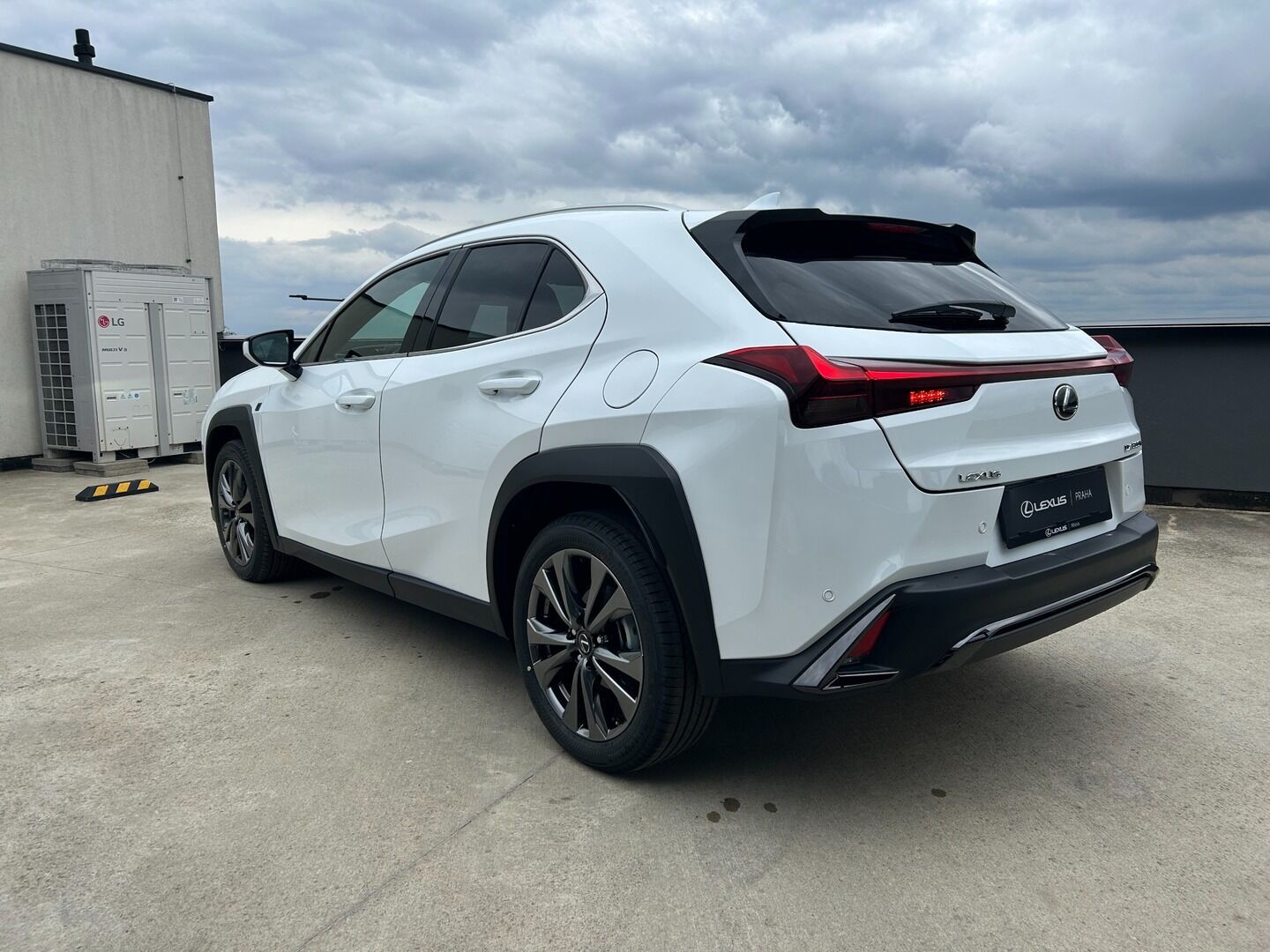 Lexus UX 300h, 300h 2.0L HEV F SPORT DESIGN - fotka 2