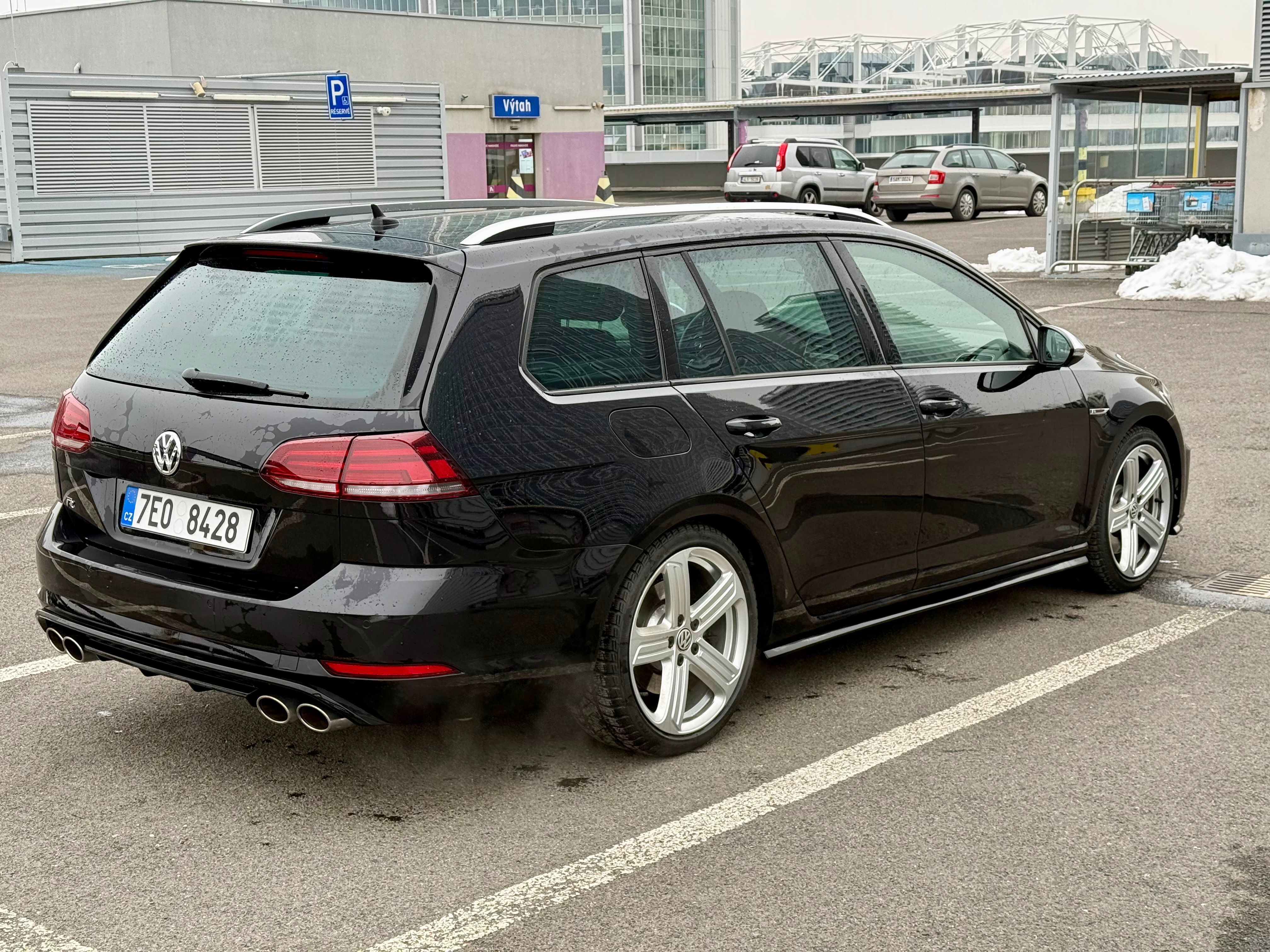 Volkswagen Golf, VW Golf R 2020 221kW - fotka 6
