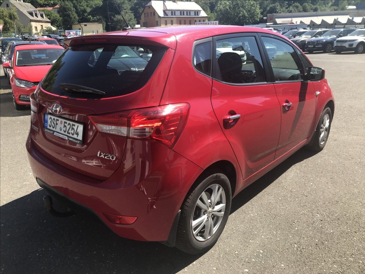 Hyundai ix20, 1,6 i 91kW Automat - fotka 5