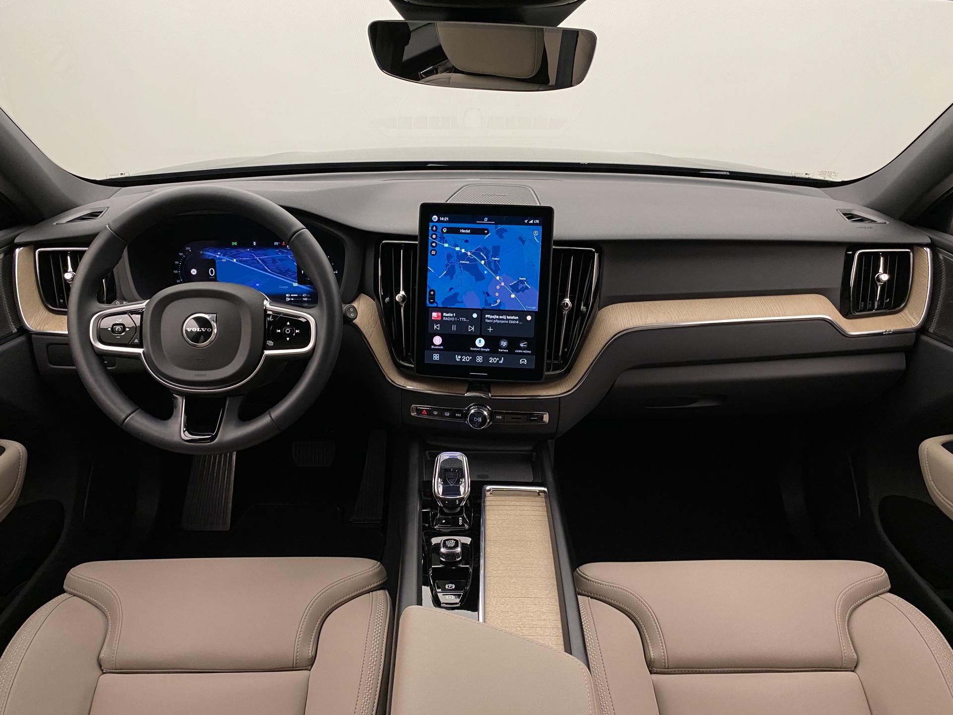 Volvo XC60, T8 AWD RECHARGE PLUS DARK - fotka 2