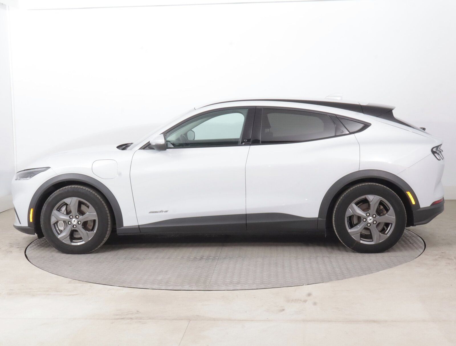 Ford Mustang Mach-E, Standard Range RWD, Automat - fotka 3