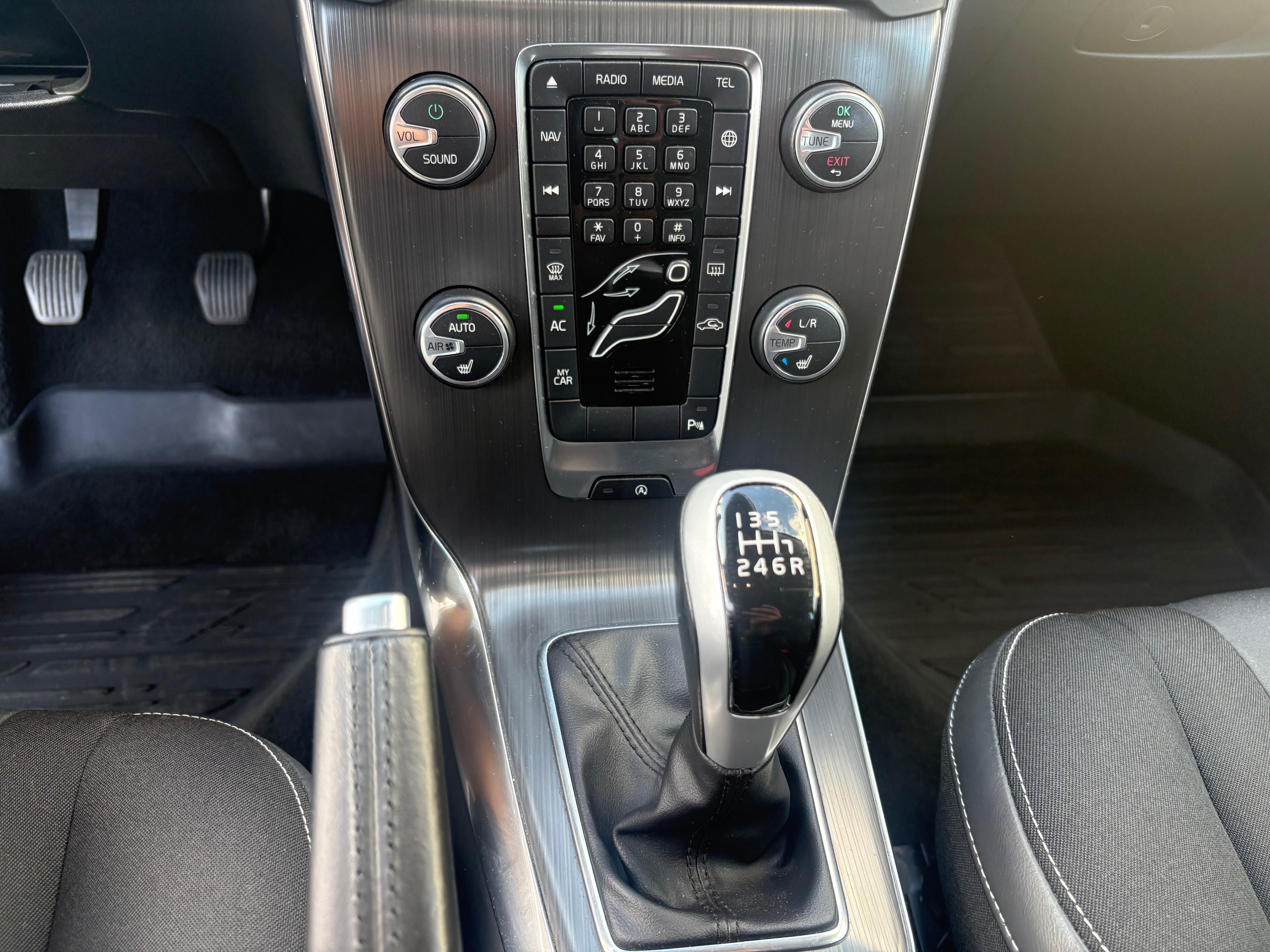 Volvo V40, D2 88kw - xenon, servisováno - fotka 4