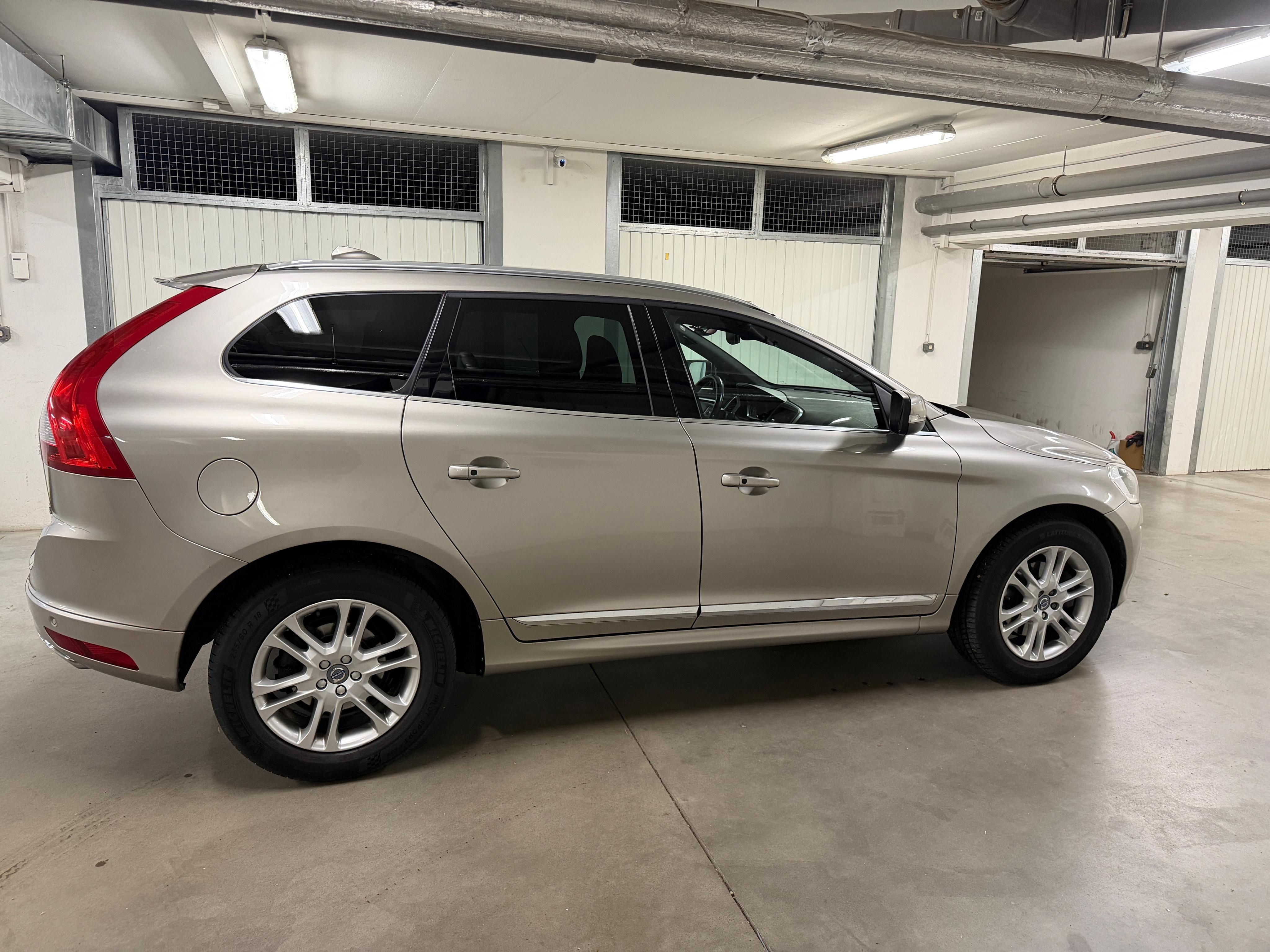 Volvo XC60, Volvo XC60 2,4D5 4x4 AUT tažné - fotka 4