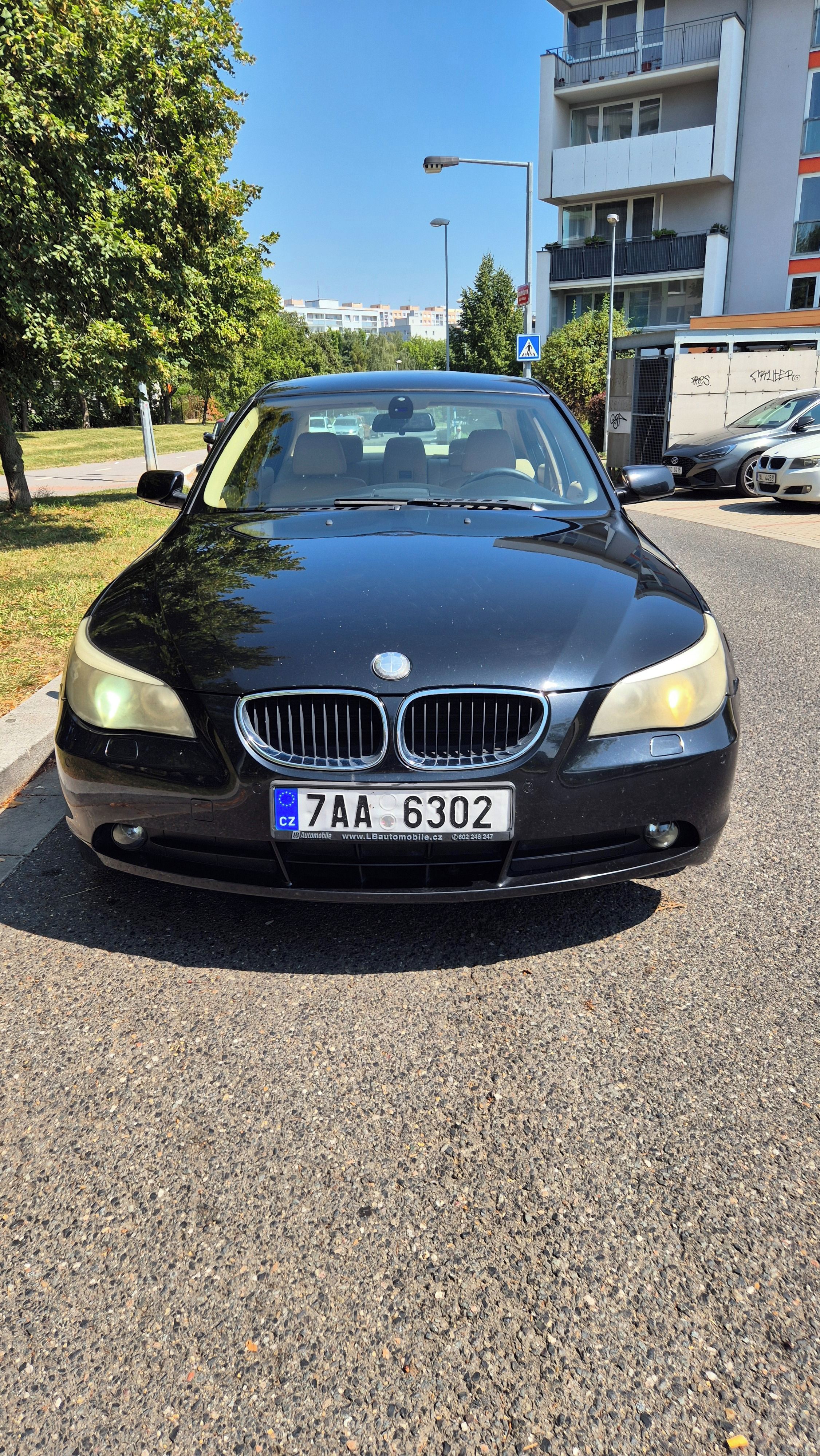 BMW Řada 5, 520i - fotka 4