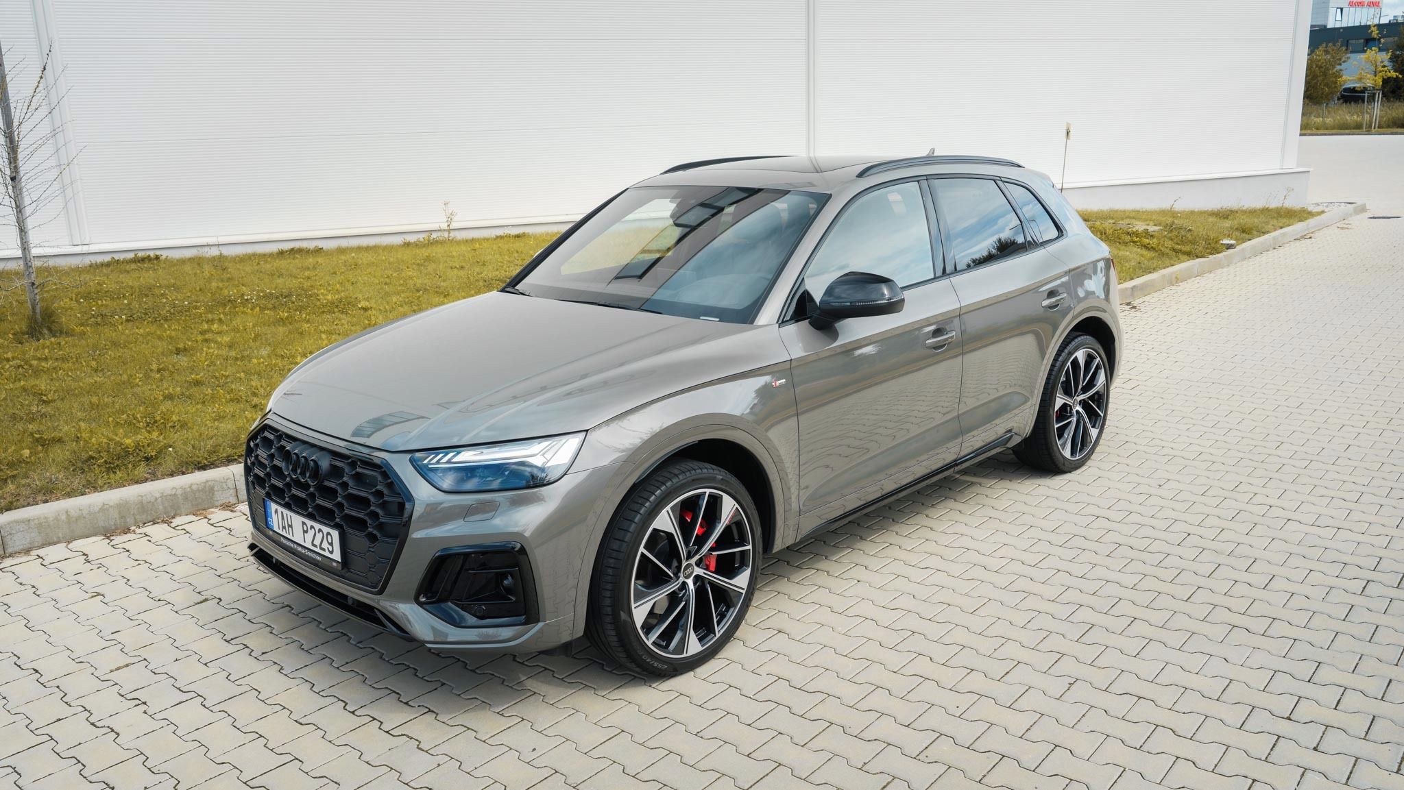 Audi Q5, 40 TDI quattro S line - fotka 2