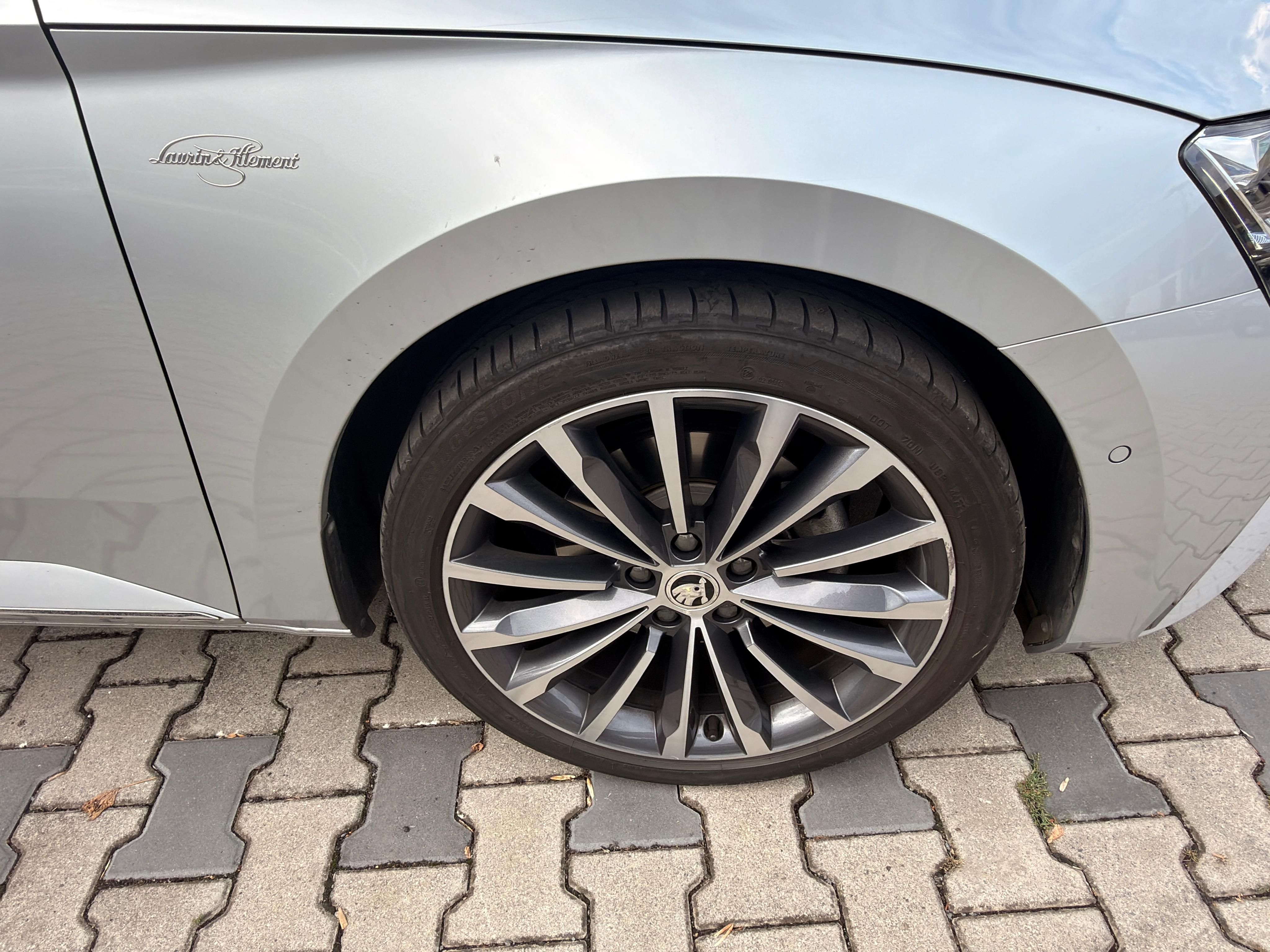 Škoda Superb, ŠKODA SUPERB COMBI iV LAURIN & - fotka 5