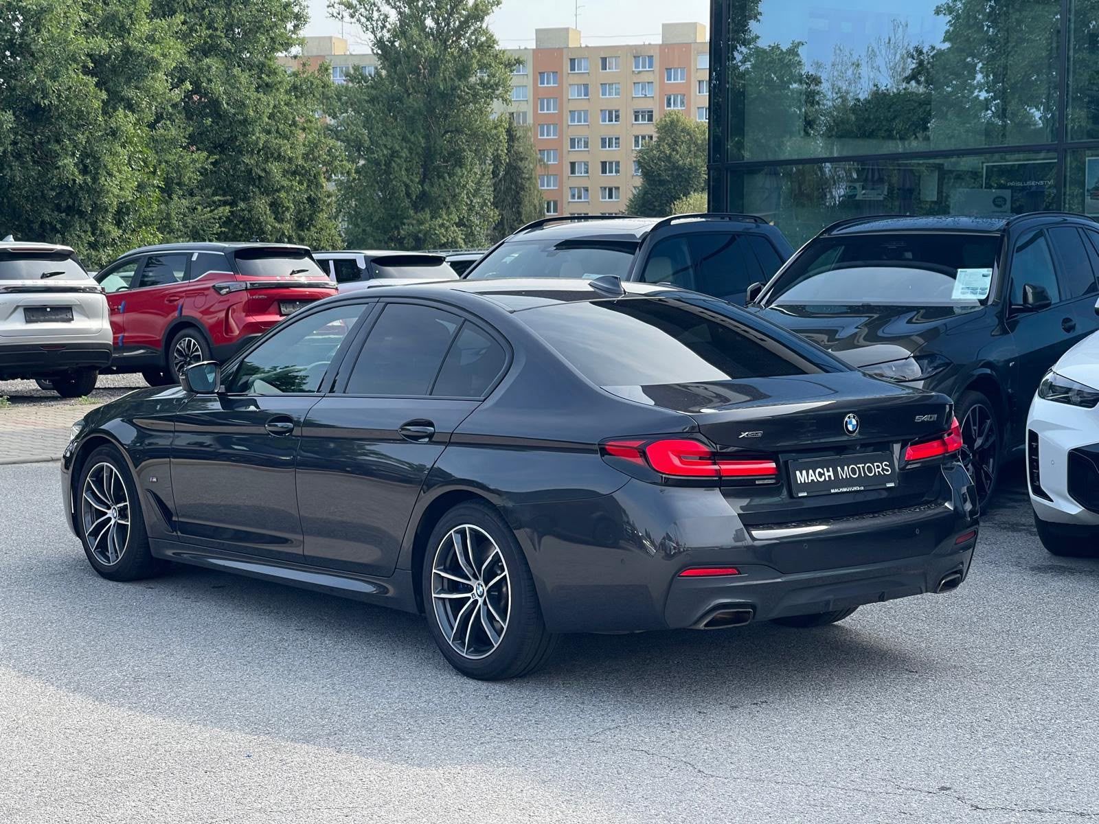 BMW Řada 5, 540i ExecutiveDrivePRO,1.maj - fotka 3