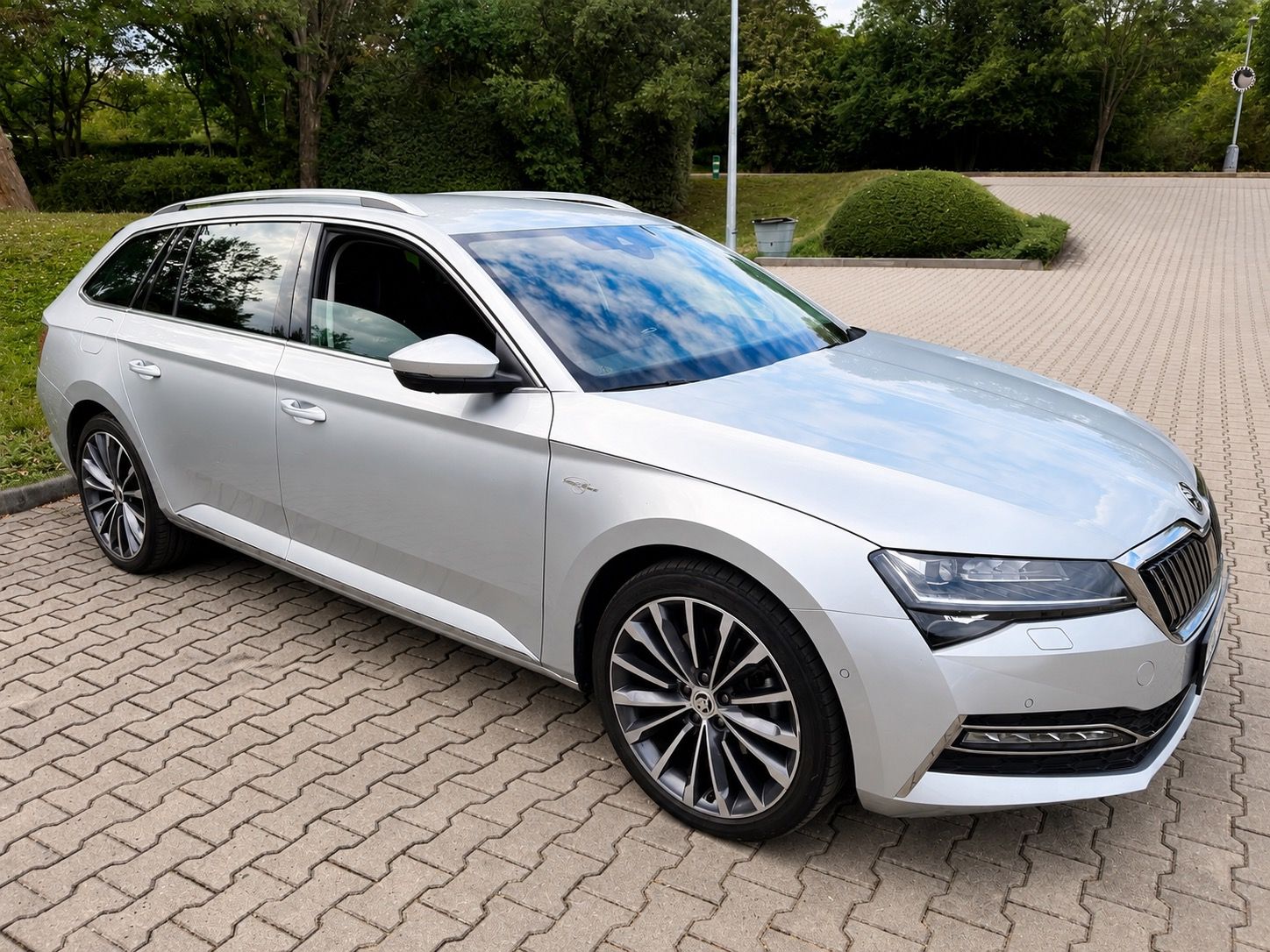 Škoda Superb, ŠKODA SUPERB COMBI iV LAURIN &