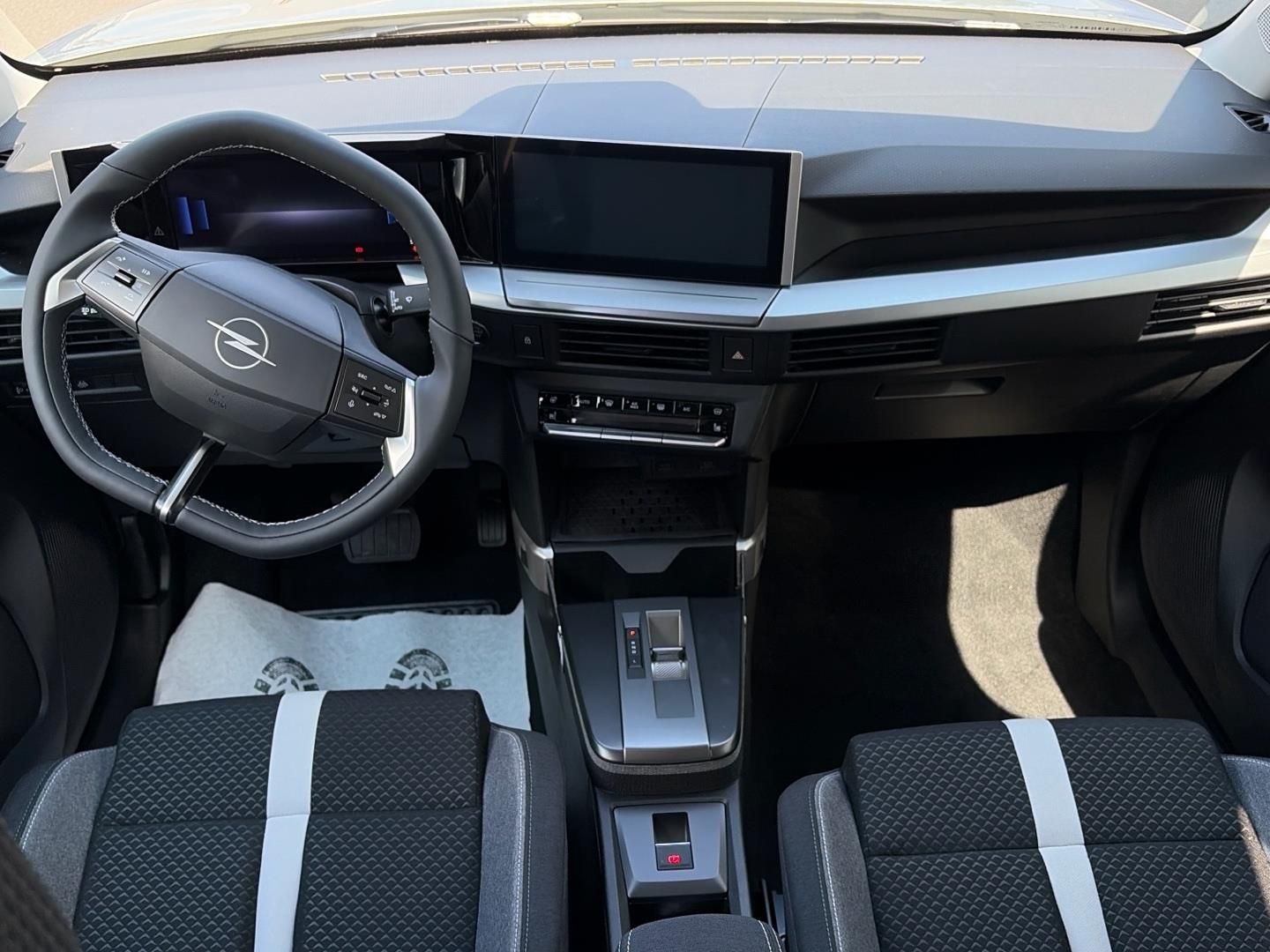 Opel Frontera, 1.2TURBO 1.2 107kW GS - fotka 4