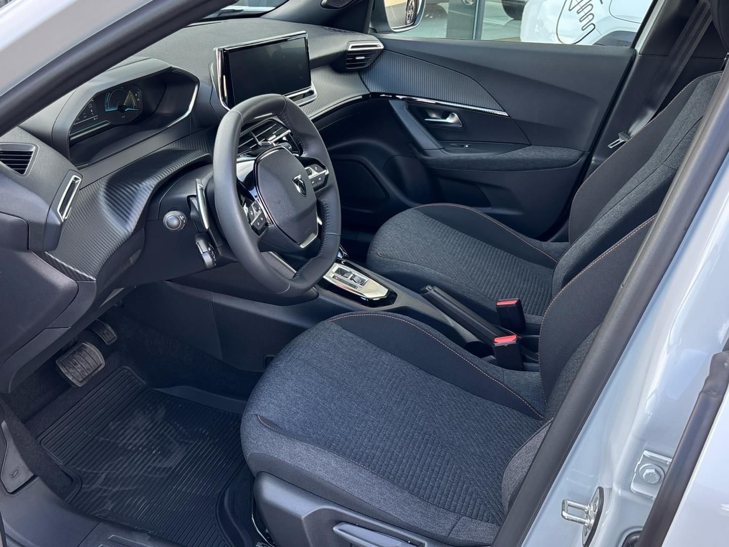 Peugeot 2008, 1.2 Hybrid / 100 kW STYLE - fotka 6
