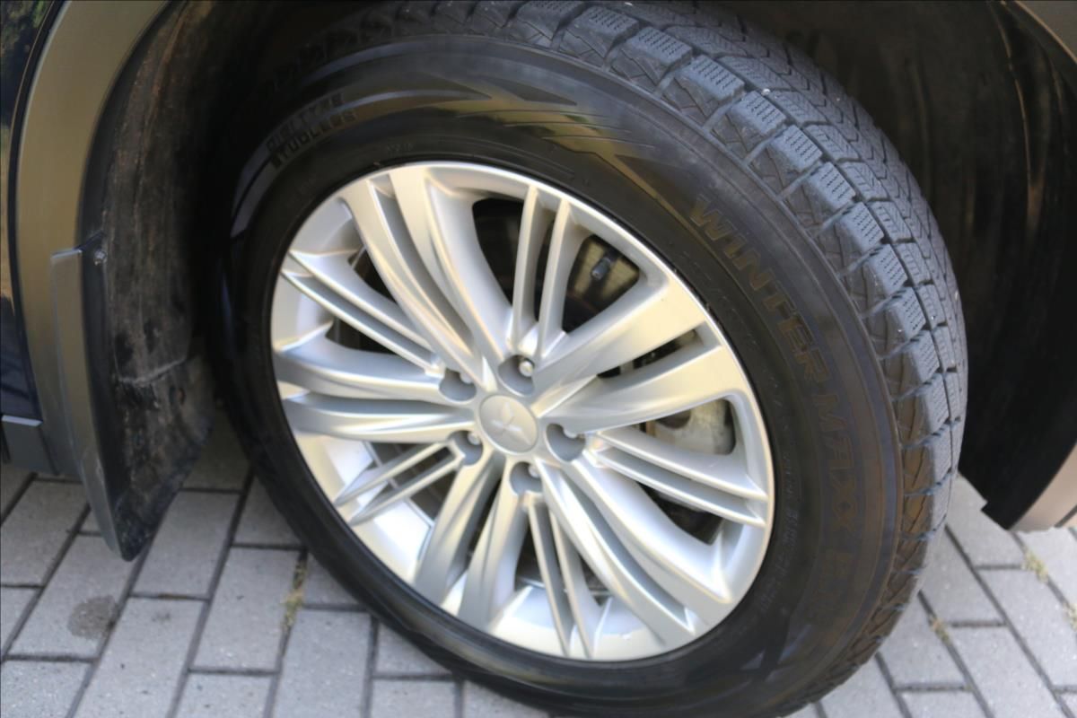 Mitsubishi Outlander, 2,4 PHEV, 7míst, Invite - fotka 4
