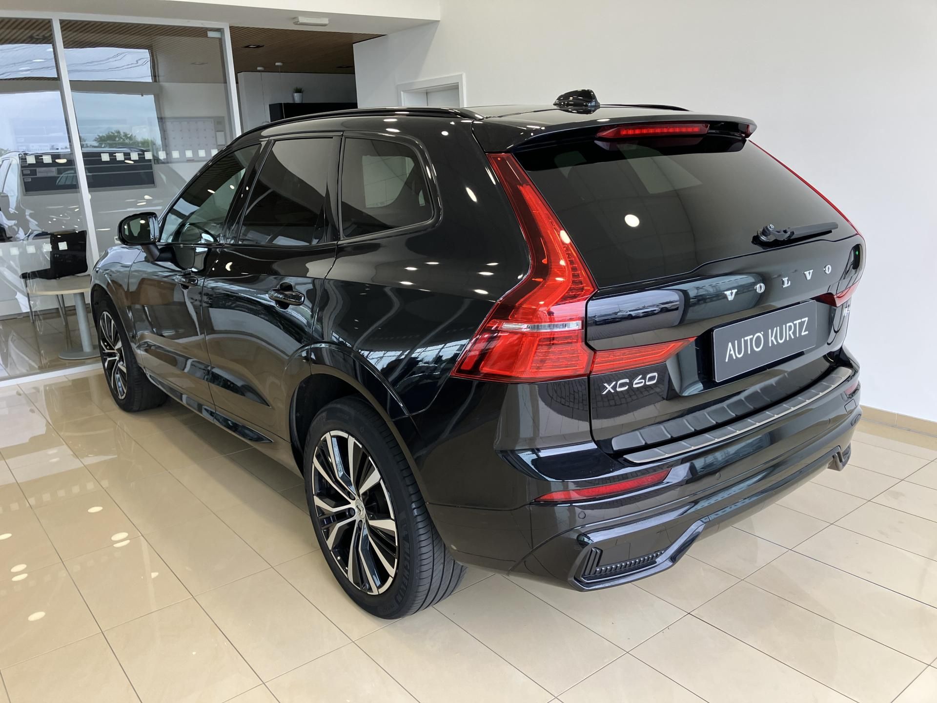 Volvo XC60, B4 FWD Ultimate Dark AT8 - fotka 6