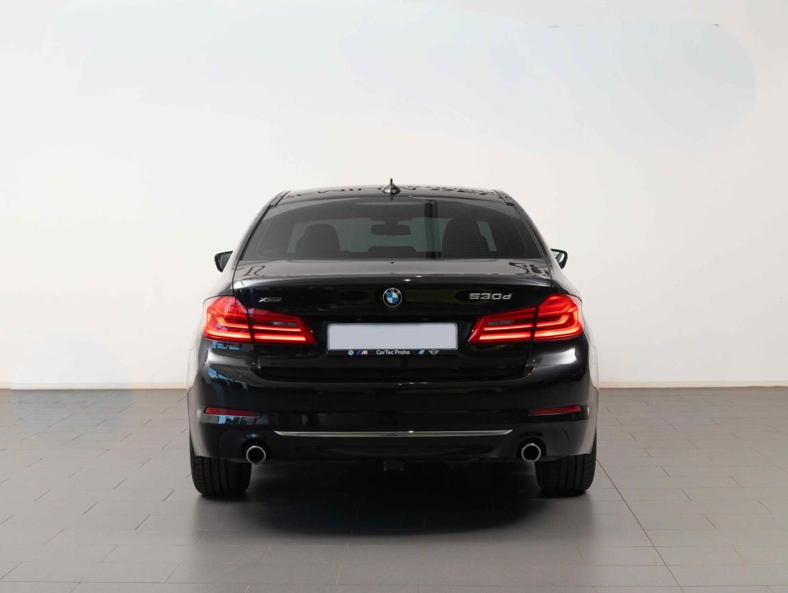 BMW Řada 5, 520d xDrive - fotka 4